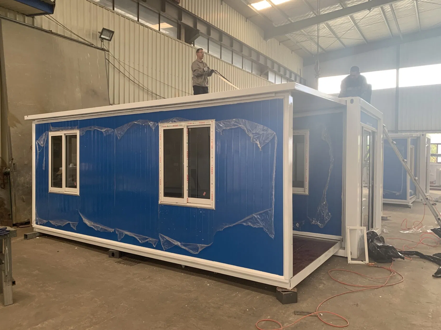 Easy Install Mobile Tiny Heat Insulated Prefabricated Expandable Container House Guard Caravan House Kits for Sale with Free Design