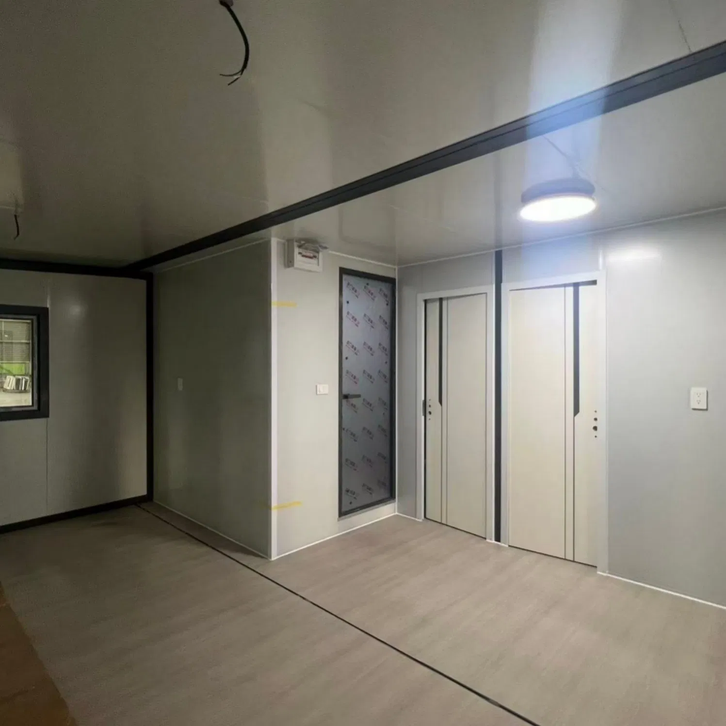 Expandable Twenty Foot Twin Wing Shipping Unit with EPS Load Bearing Roof and Double Glazed Windows for Comfort