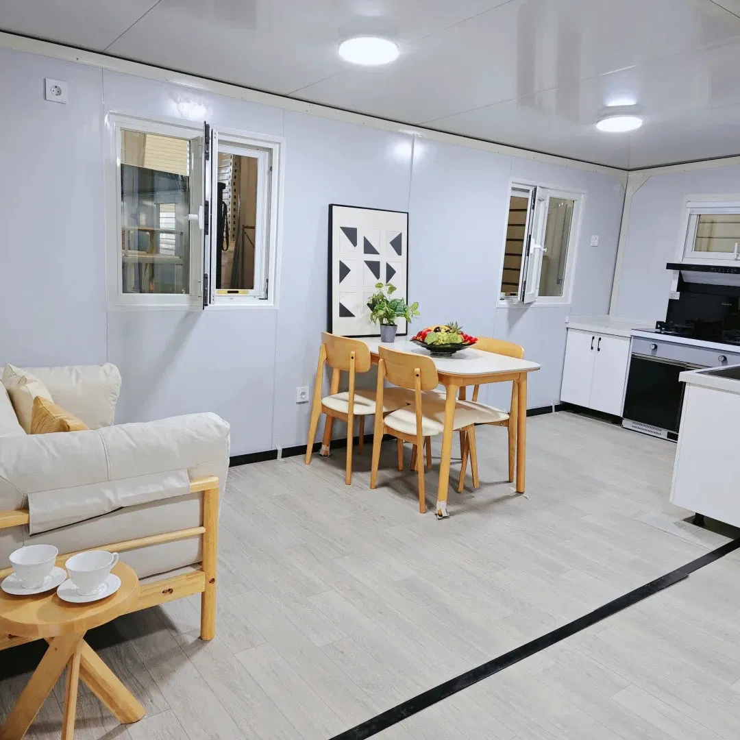Custom 20/30/40FT Portable Waterproof Prefab Expandable Container House with Balcony Bathroom for Villa Residence Hotel