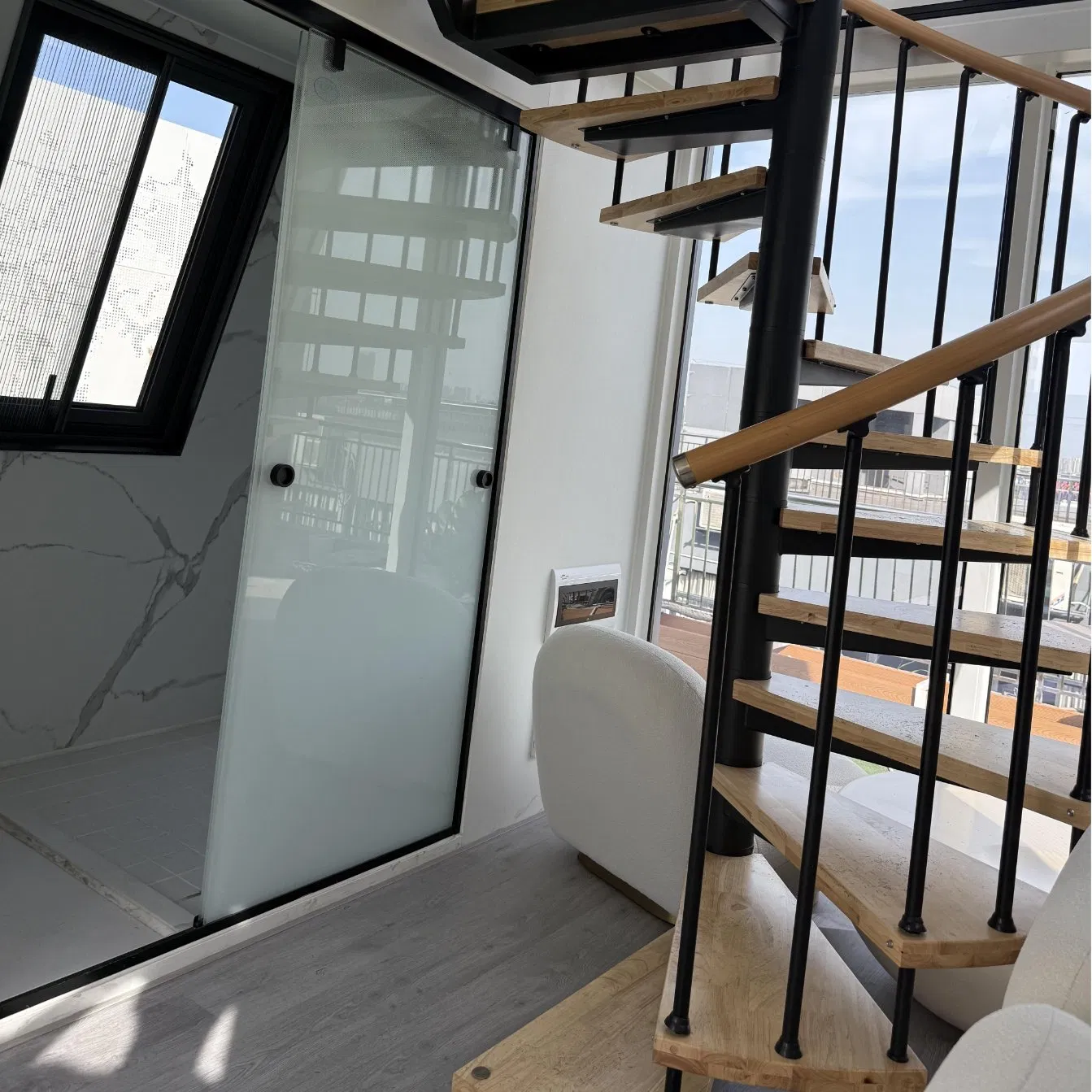 Lightweight and Easy-to-Install Mobile Space Capsule Unit for Quick Assembly