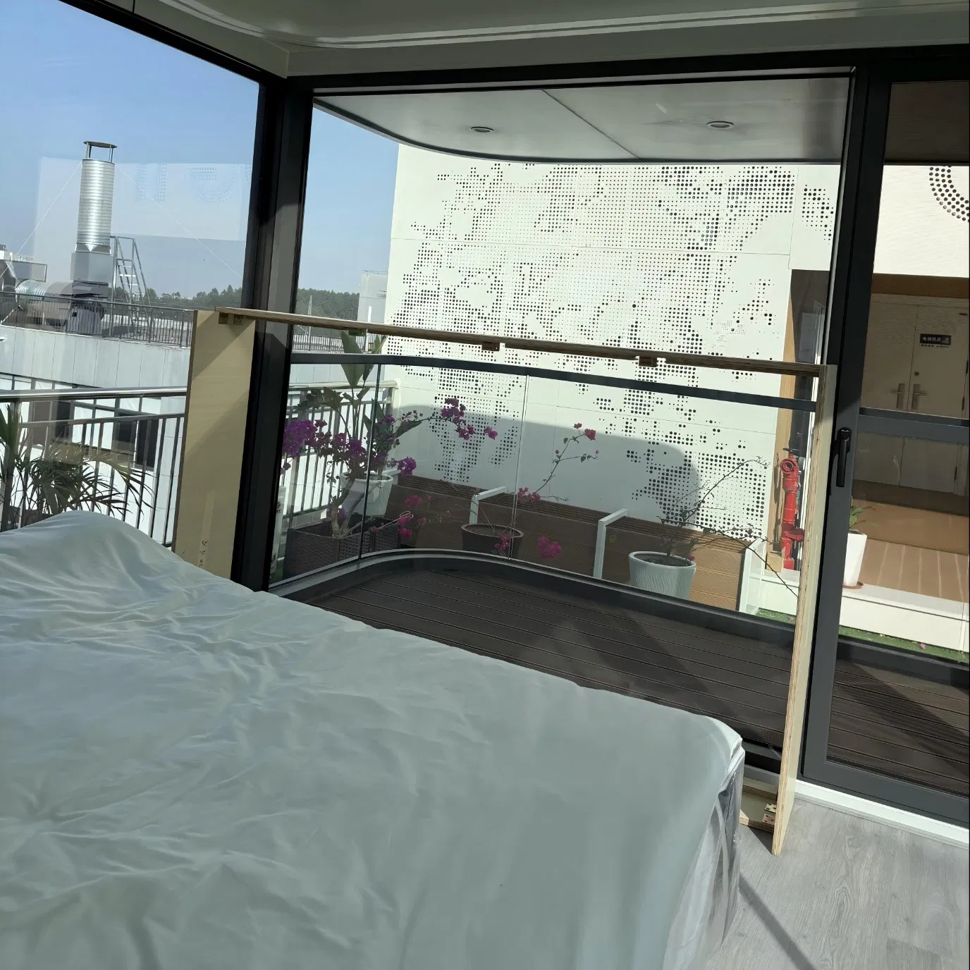 Lightweight and Easy-to-Install Mobile Space Capsule Unit for Quick Assembly