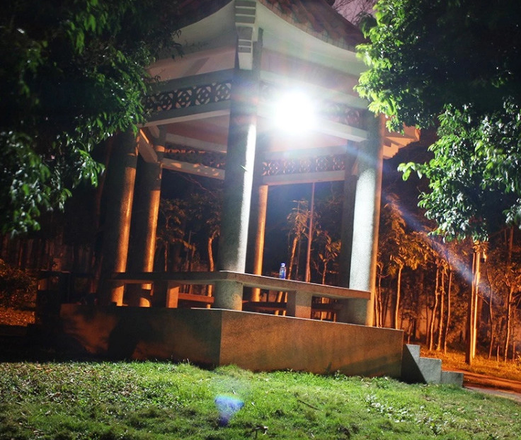 Super Bright Outdoor 100W 200W 300W 400W LED Solar Flood Light with House Garden Road Square Park Pathway Yard Yard Lawn Patio Flood Lighting