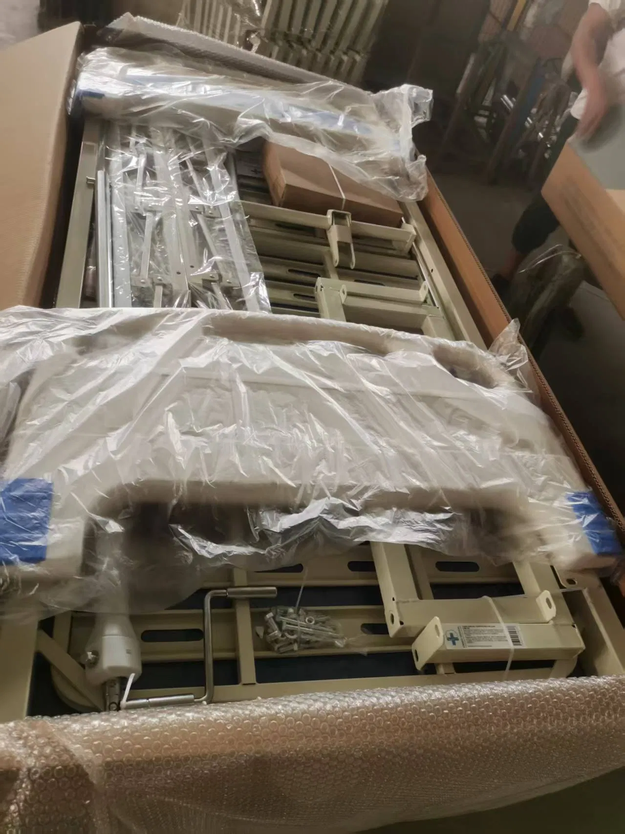 Heavy Duty Bariatric Electric Hospital Bed with Locking Wheels for Bedridden Patients