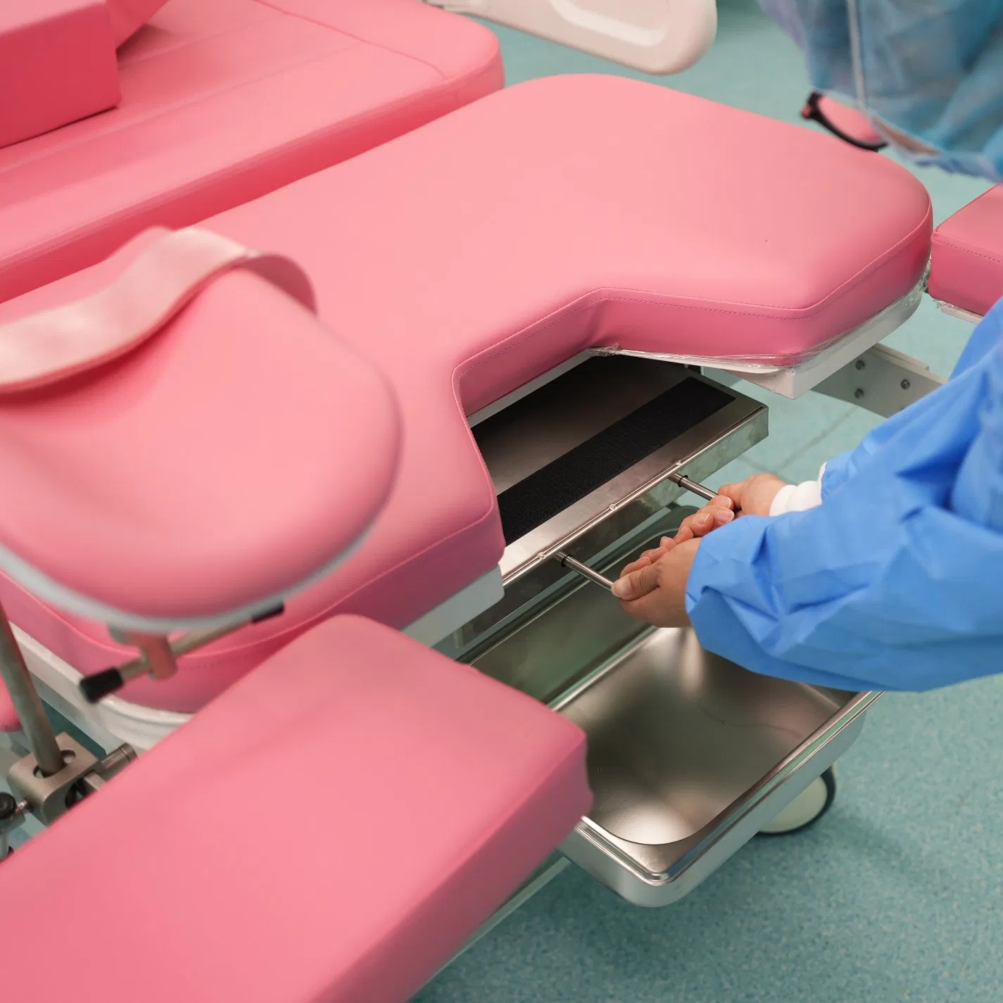 Electric Hospital Bed Manual Delivery Equipment for Gynecological Procedures Metal Furniture