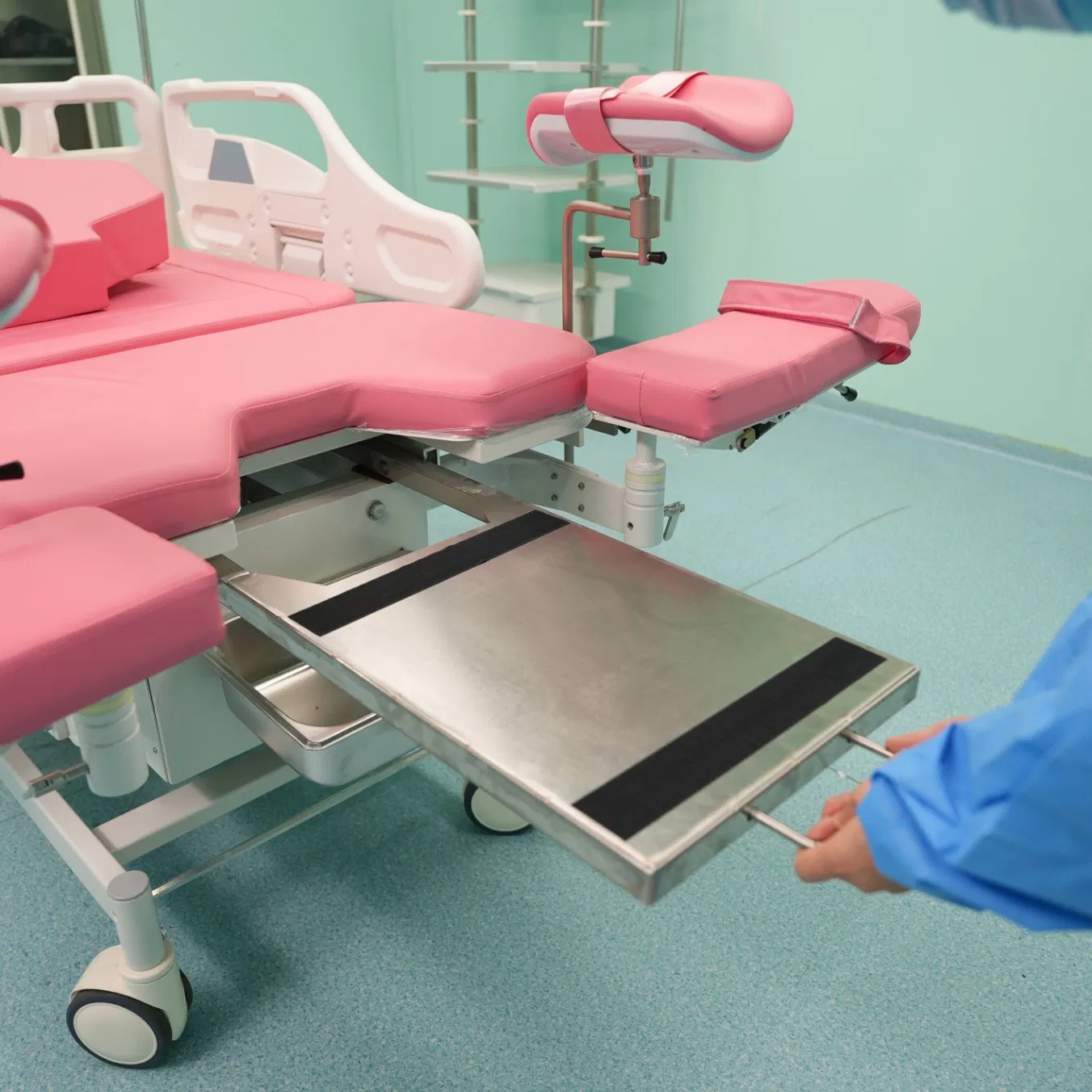 Electric Hospital Bed Manual Delivery Equipment for Gynecological Procedures Metal Furniture