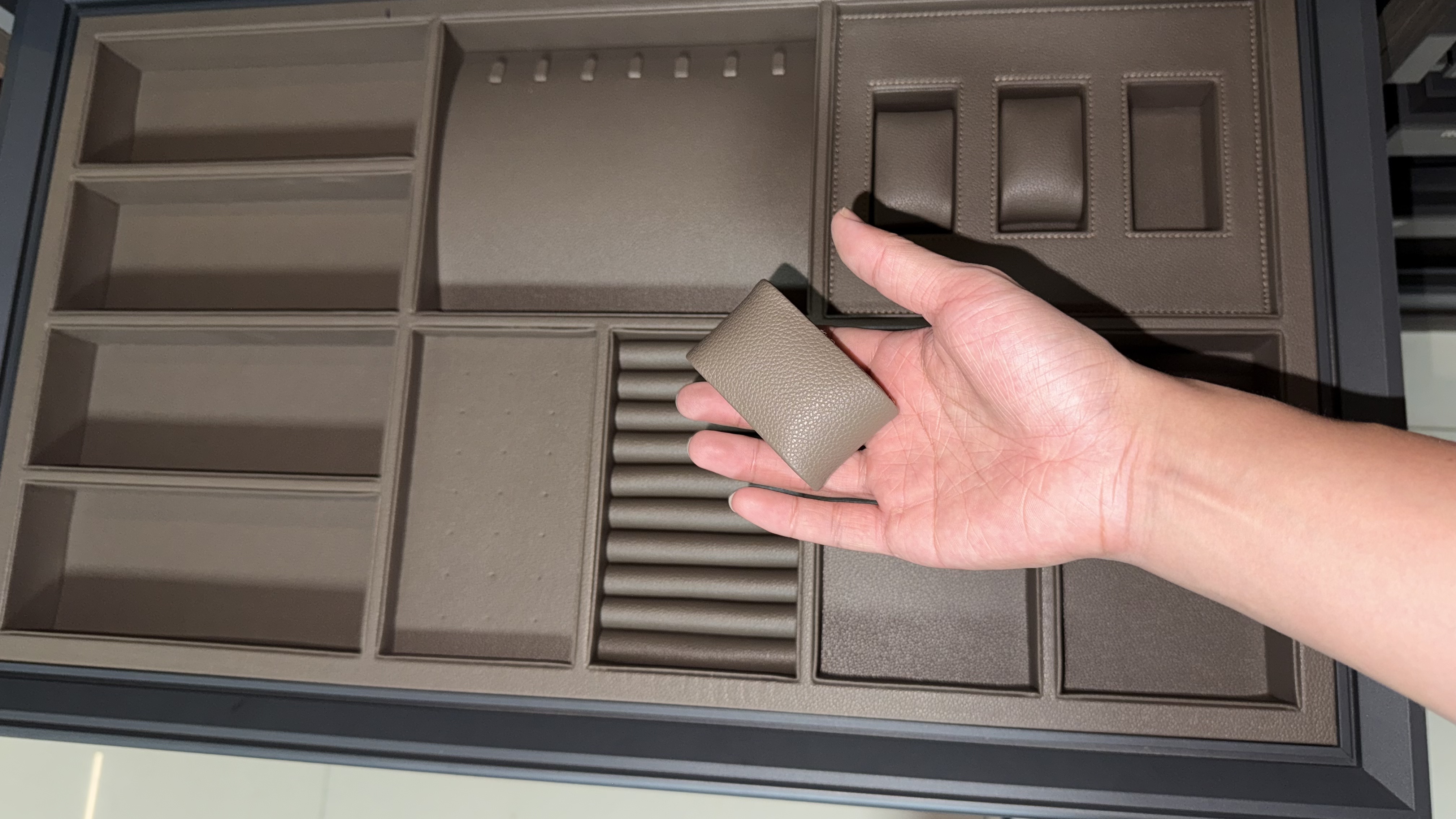 Wardrobe jewelry storage tray display 4