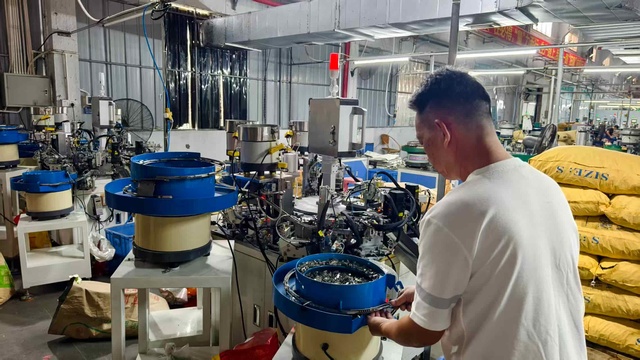 Foshan Refa Tools factory production floor showing advanced manufacturing equipment