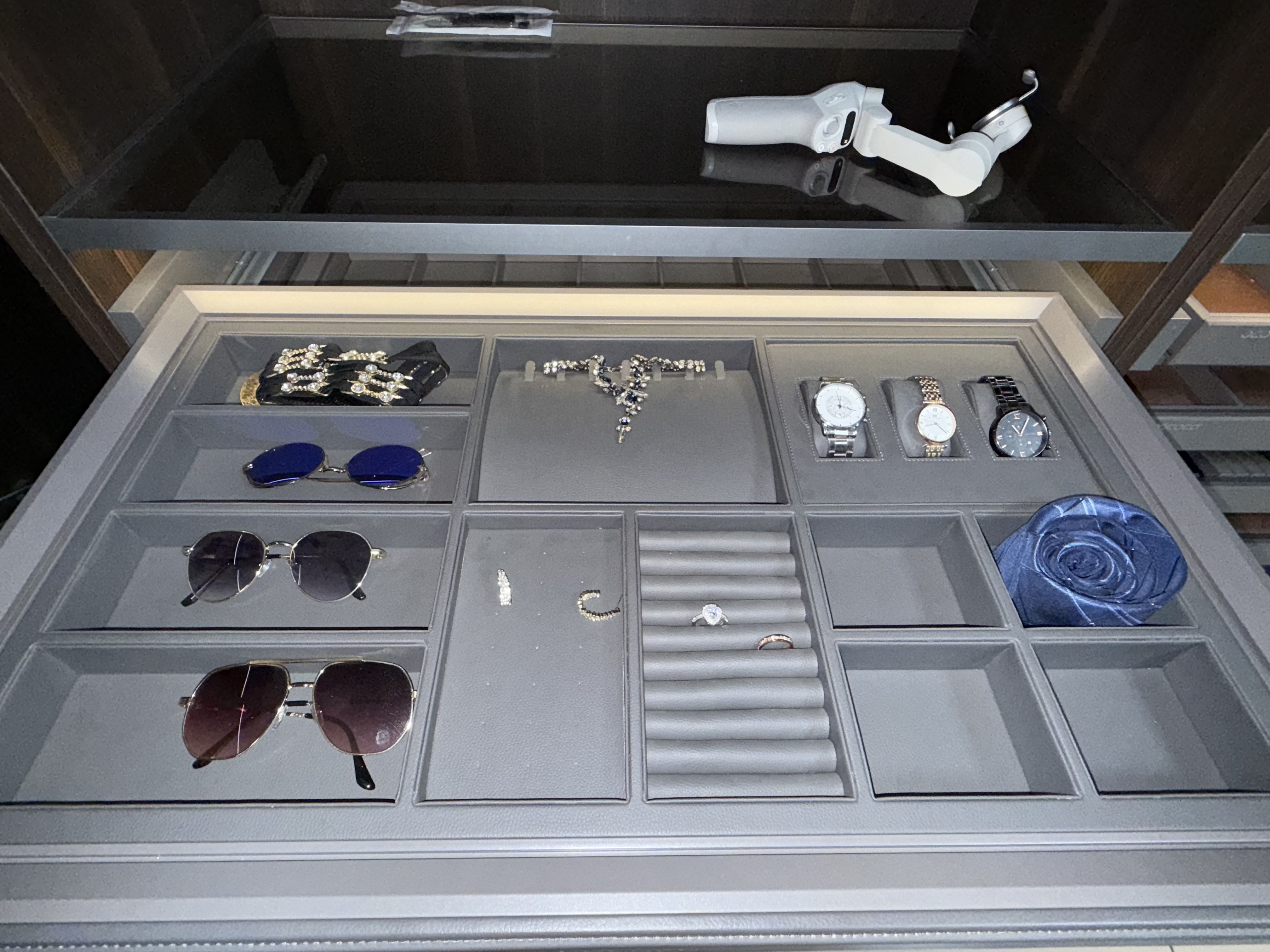 Wardrobe jewelry storage tray display 1