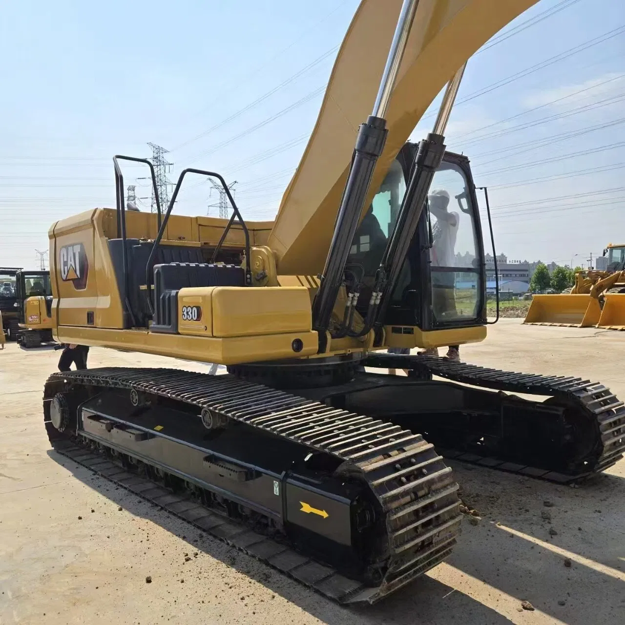 Caterpillar 330D2L View 2