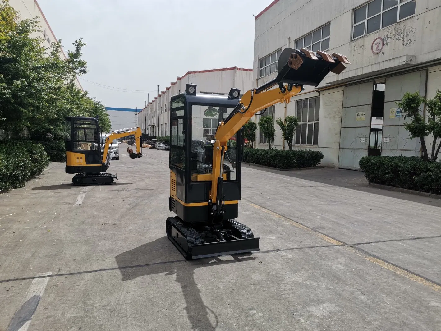 Vmax 0.8ton Electric Excavator with Cabin – Lithium Power, 360° Rotation &amp; Ideal for Indoor Demolition