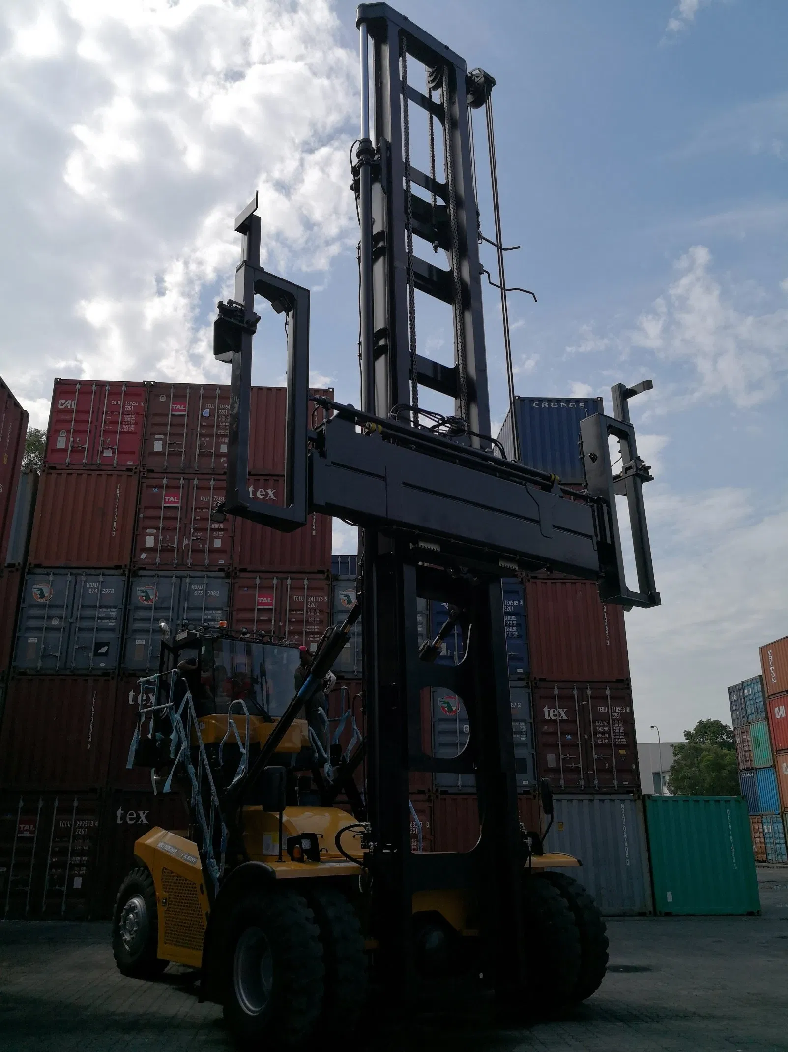 China New 10ton Sdcy100K7gc-T Twin Empty Container Handler