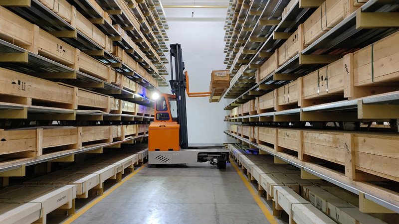 Counterbalanced Forklift, Side Loader and Very Narrow Aisle (VNA) Truck Multidirectional Sideloader Forklift 4WD Electric for Long Loads Through Narrow Doorways