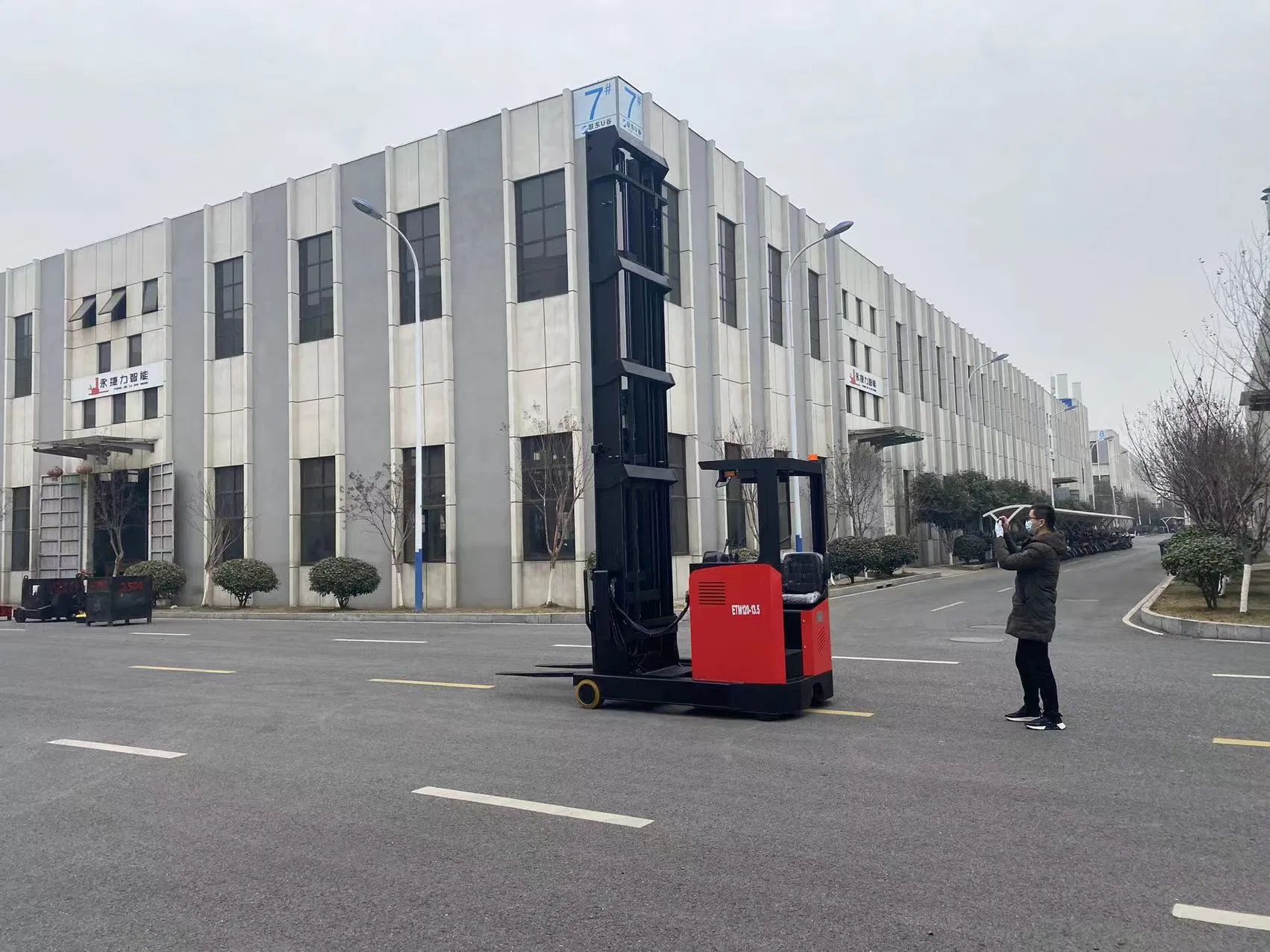 Factory Price New Design Seating Type 2ton Electric Reach Truck with High Lifting 10m 11m 12m 13m Warehouse Narrow Aisle Battery Stacker with 3 Stage Mast