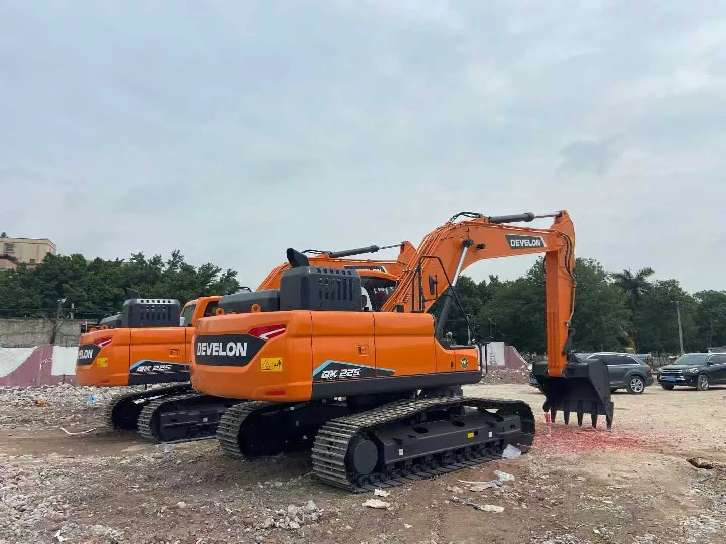 Budget-Friendly Reliable Medium-Sized Excavator with Easy Maneuverability for Small-Scale Demolition