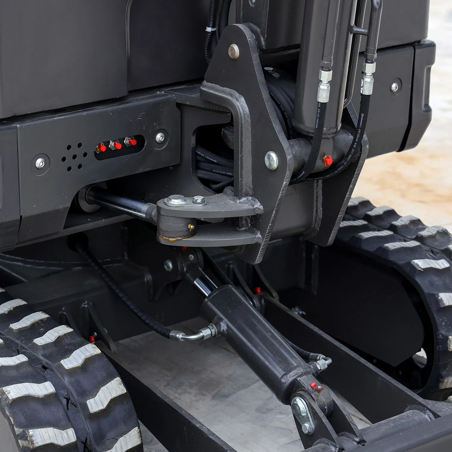 Low Emission Euro5 Standard Advanced Diesel Engine Hydraulic Operation 1.8 Ton Mini Excavator for Indoor Demolition Work