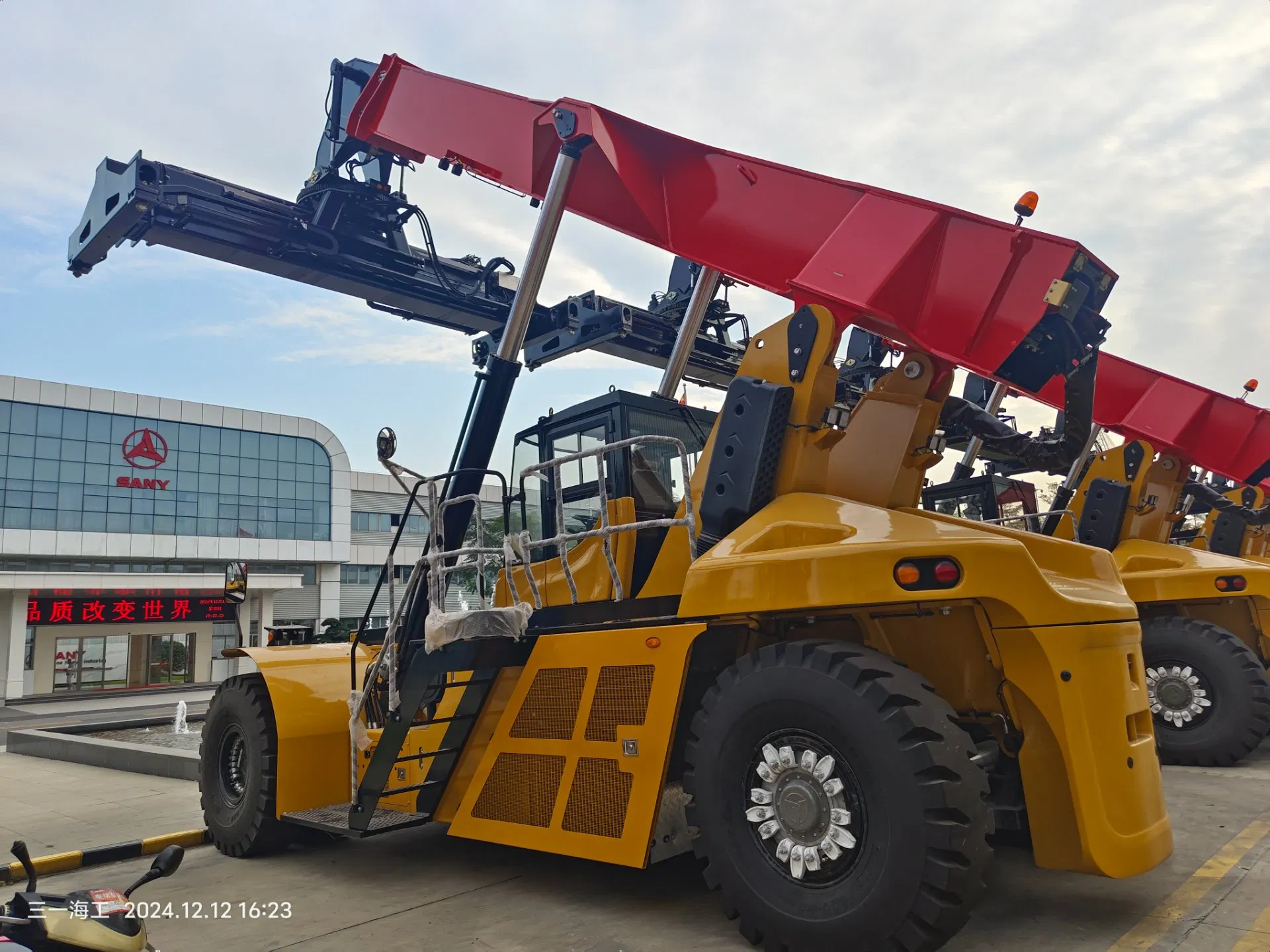 Lifting Machine Port 45 Ton Container Reach Stacker Srsc45h1 Srsc45h2