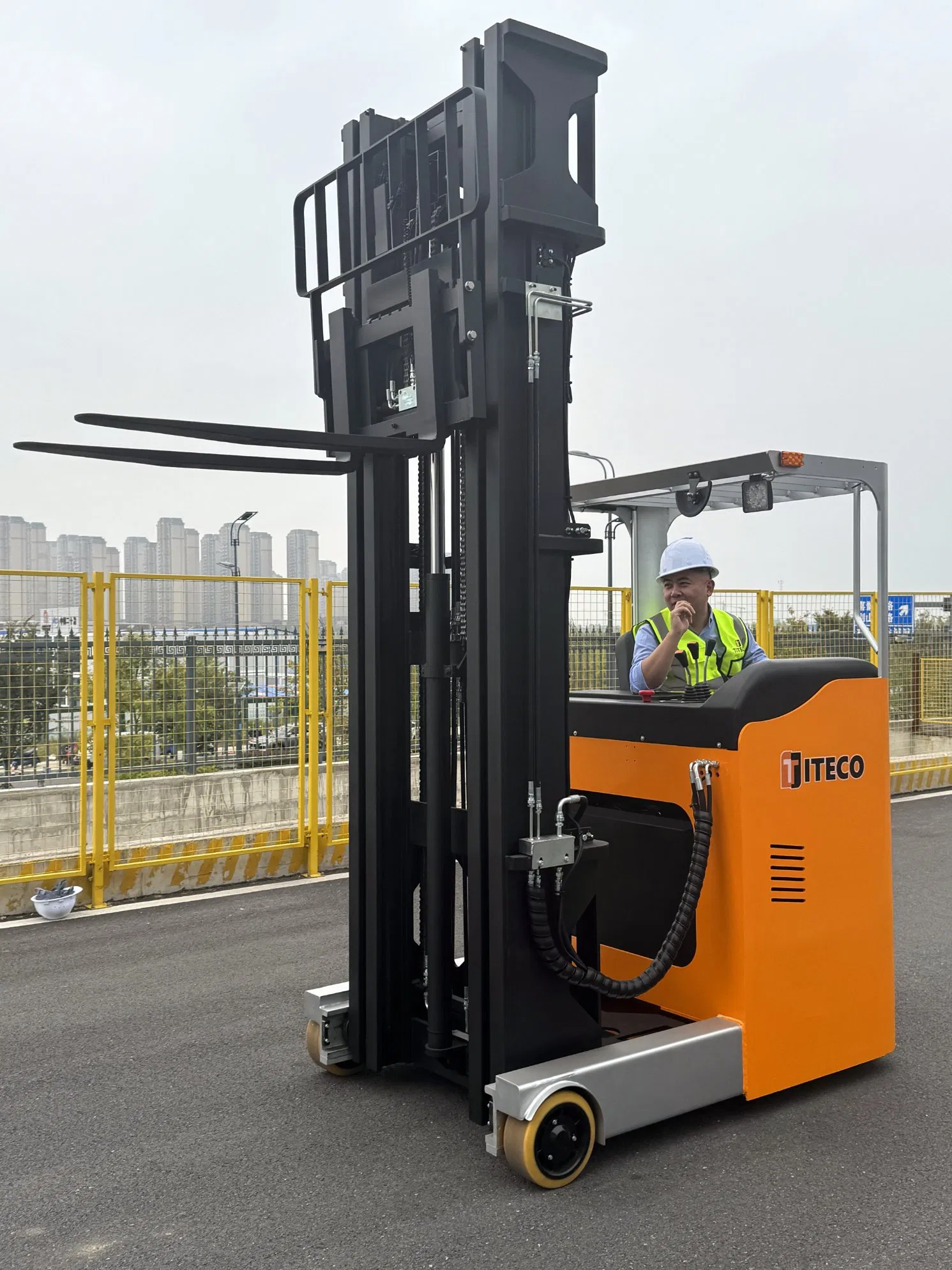 Titeco 1.5ton-3ton Reach Forklift Truck 3m-13.5m Lifting Height 48V Curtis Controller Li-ion Battery Pallet Stacker Order Picker Sideloader Reach Truck Forklift