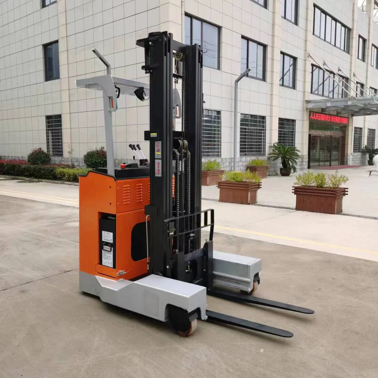 Four Wheeled, Two Directional Side-Loader Multidirectional Sideloader Forklift 4WD Electric Forklift Diesel Forklift Rough Terrain Forklift Guided Aisle