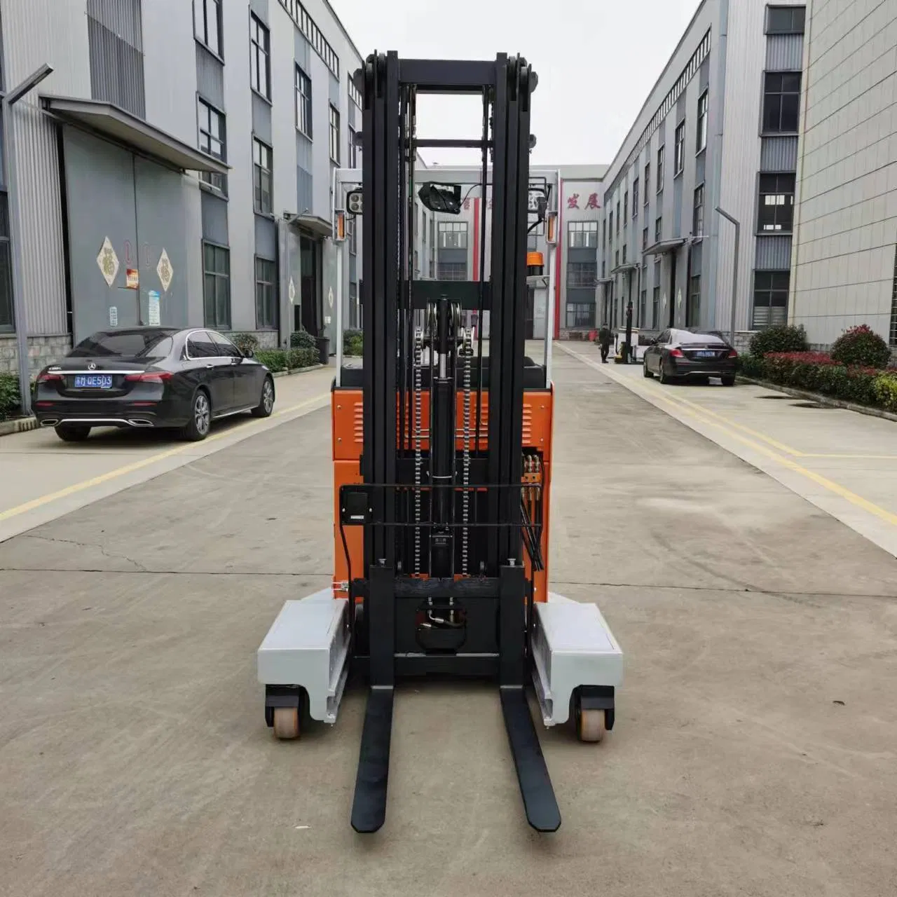 Four Wheeled, Two Directional Side-Loader Multidirectional Sideloader Forklift 4WD Electric Forklift Diesel Forklift Rough Terrain Forklift Guided Aisle