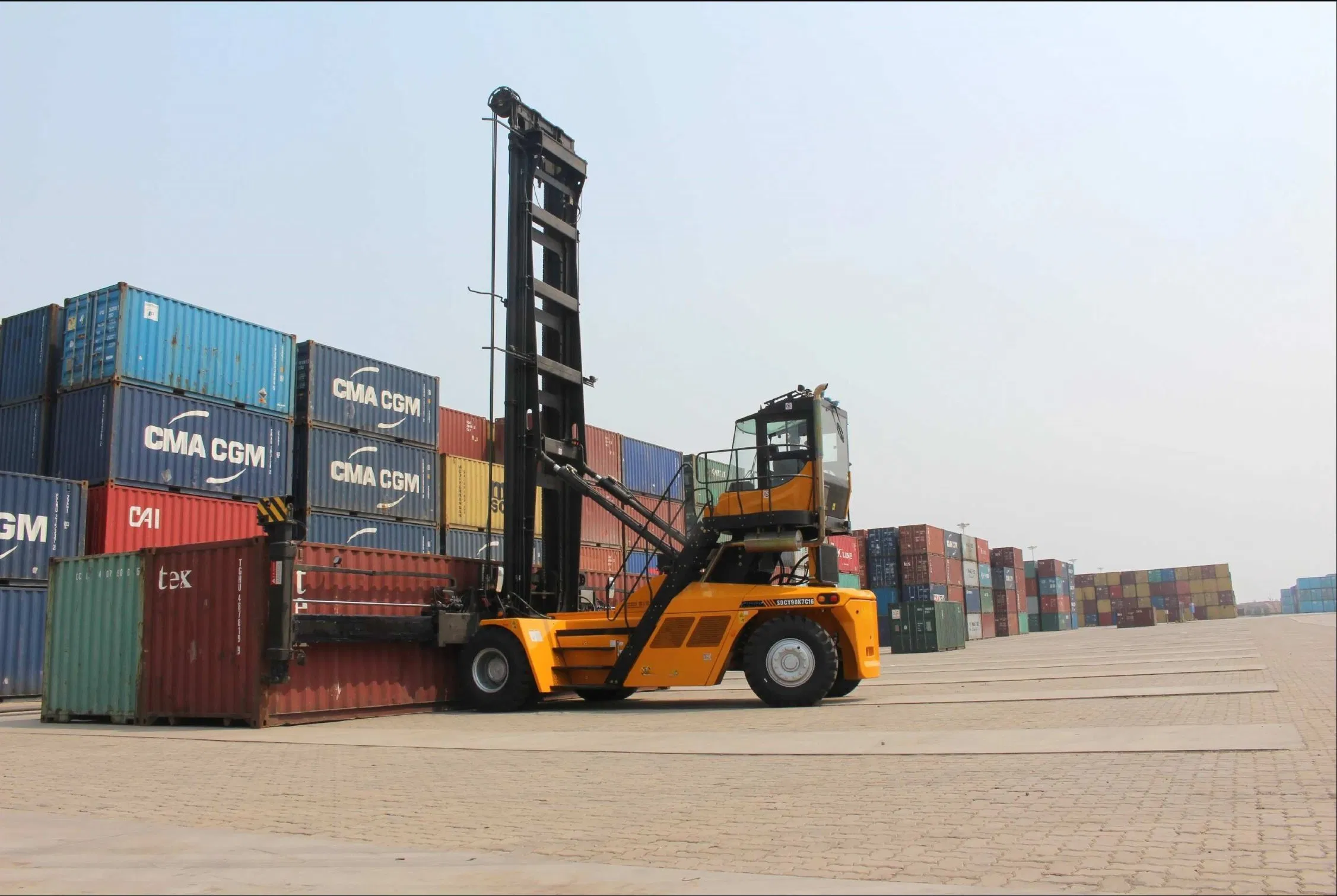 Factory Outlets 9 Tons off-Road Heavy Duty Empty Container Handler Sdcy90K7h2