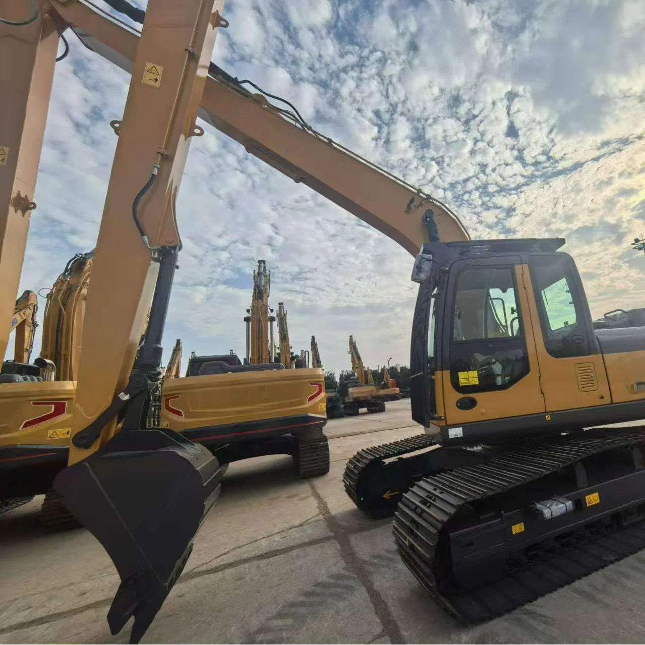 Crawler Excavator Xe215cll with Long Reach Boom Core Components Discount