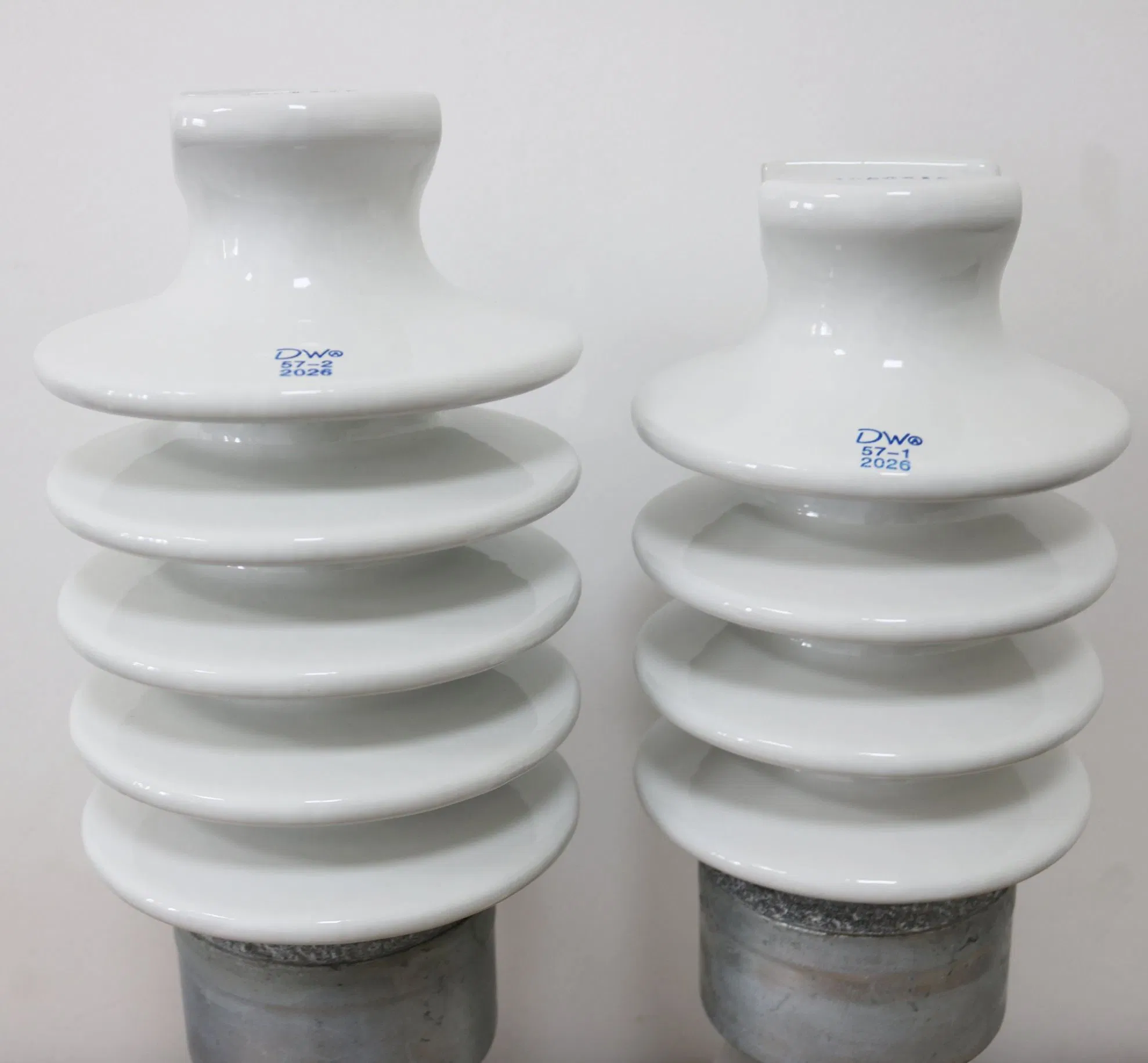 Aislador de línea de porcelana con cuerpo de sellado hermético para poste de utilidad