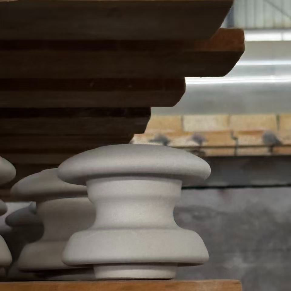 Aisladores de porcelana de alta calidad ED-1 para aplicaciones eléctricas