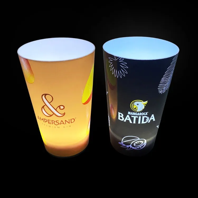 Vaso de vino iluminado con LED, vaso de plástico que brilla y parpadea, aislado