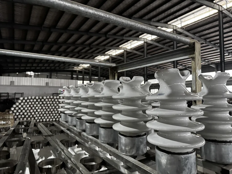 Aisladores de porcelana de alta calidad ED-1 para aplicaciones eléctricas