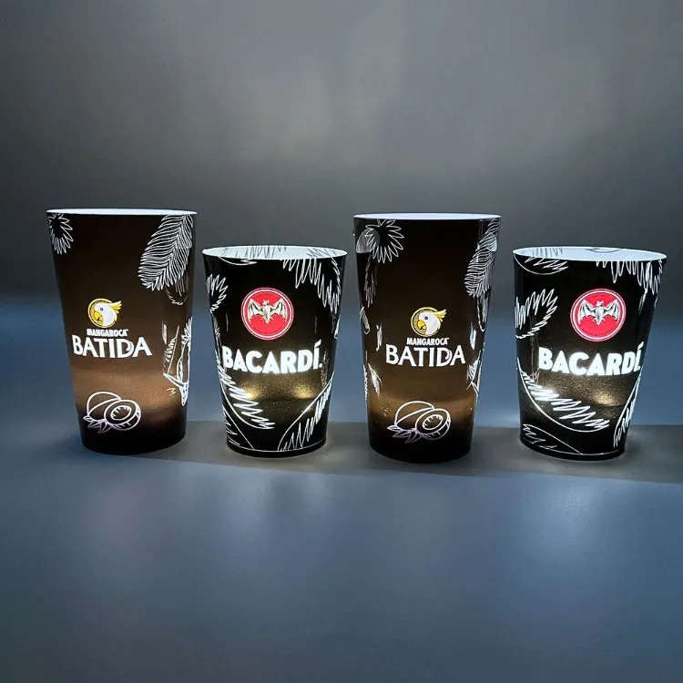 Vaso de vino iluminado con LED, vaso de plástico que brilla y parpadea, aislado