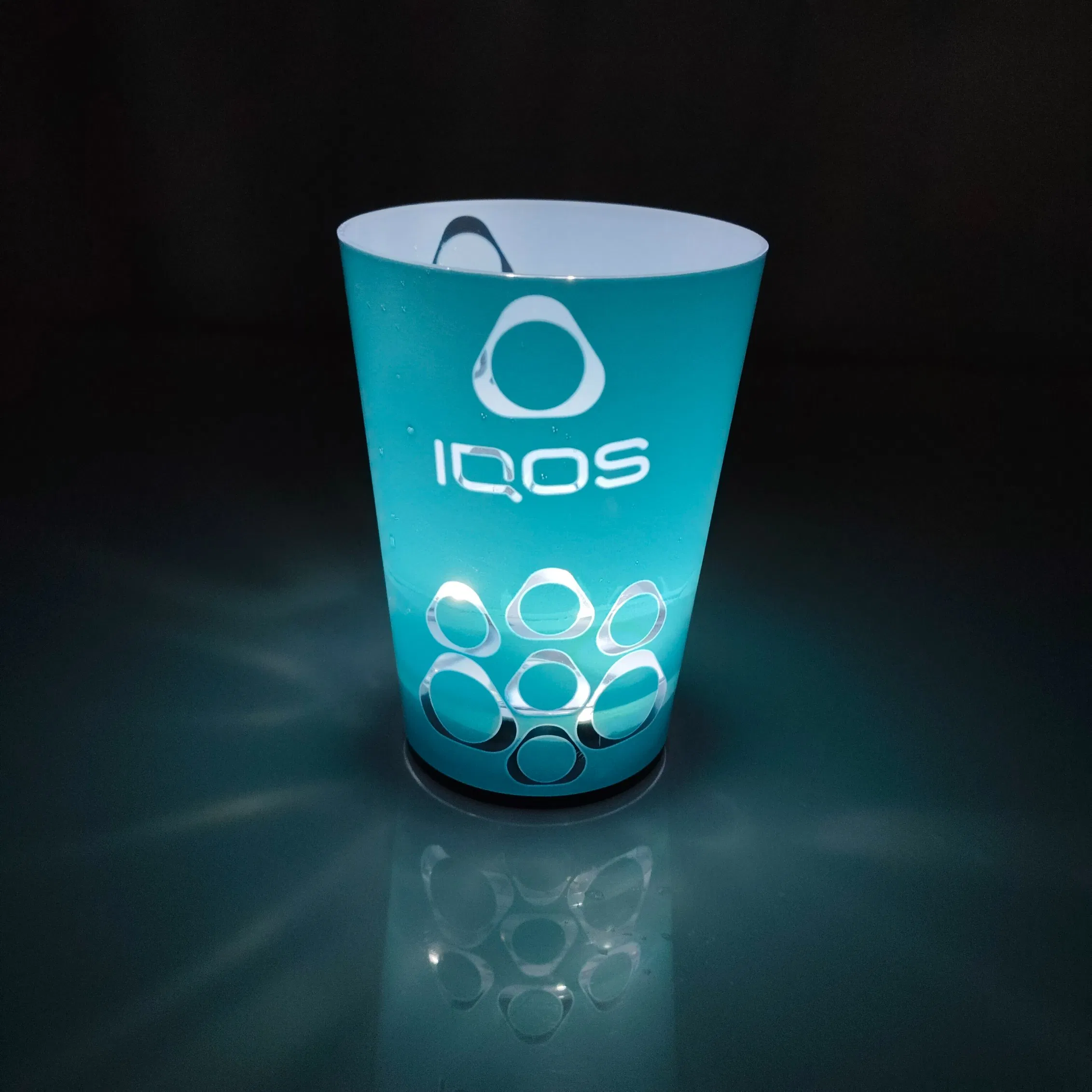 Vaso de vino iluminado con LED, vaso de plástico que brilla y parpadea, aislado