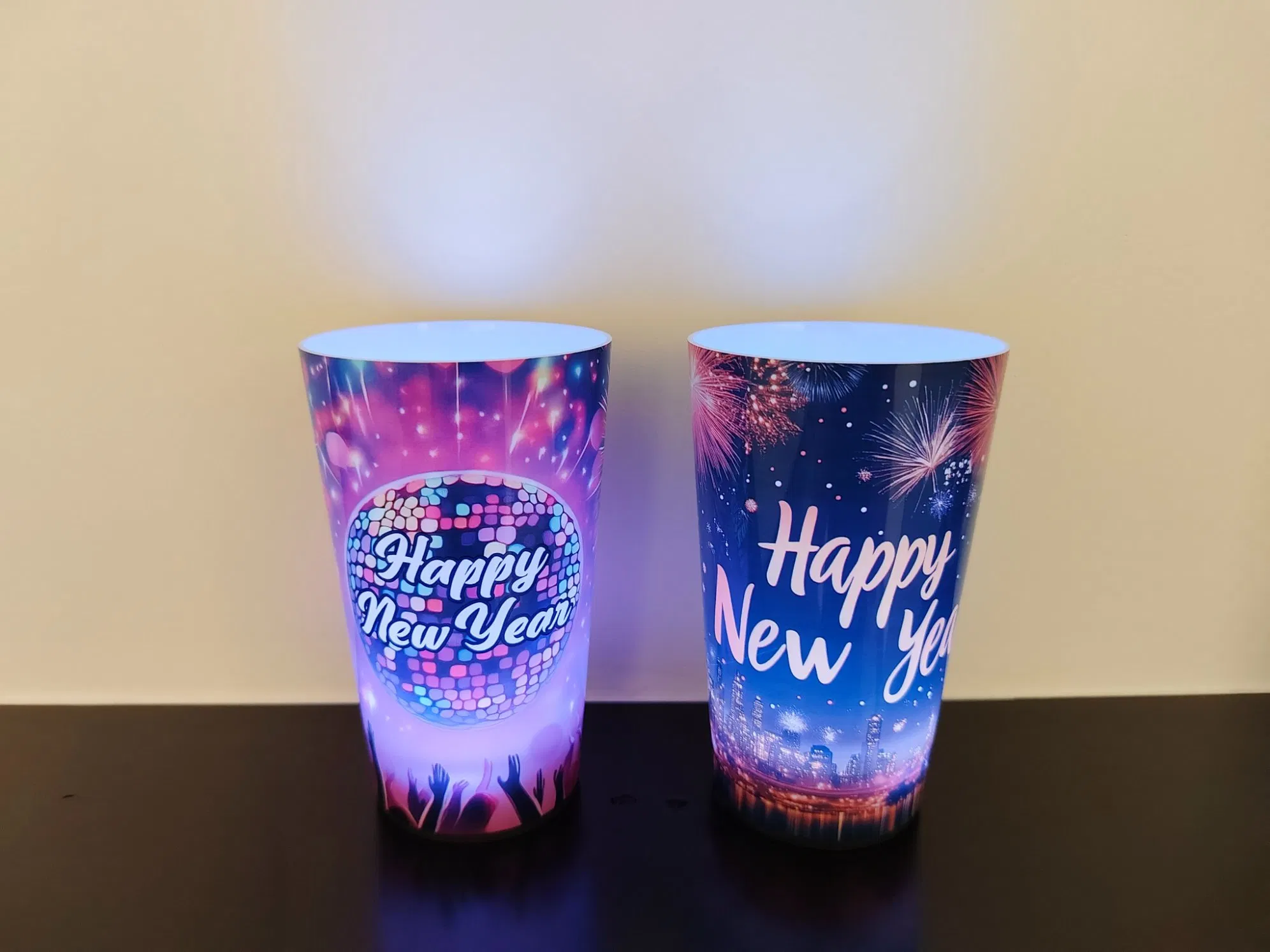 Vaso de vino iluminado con LED, vaso de plástico que brilla y parpadea, aislado