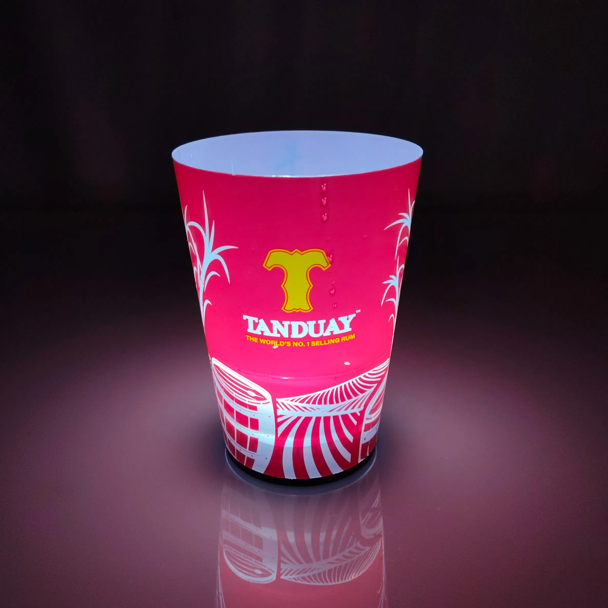 Vaso de vino iluminado con LED, vaso de plástico que brilla y parpadea, aislado
