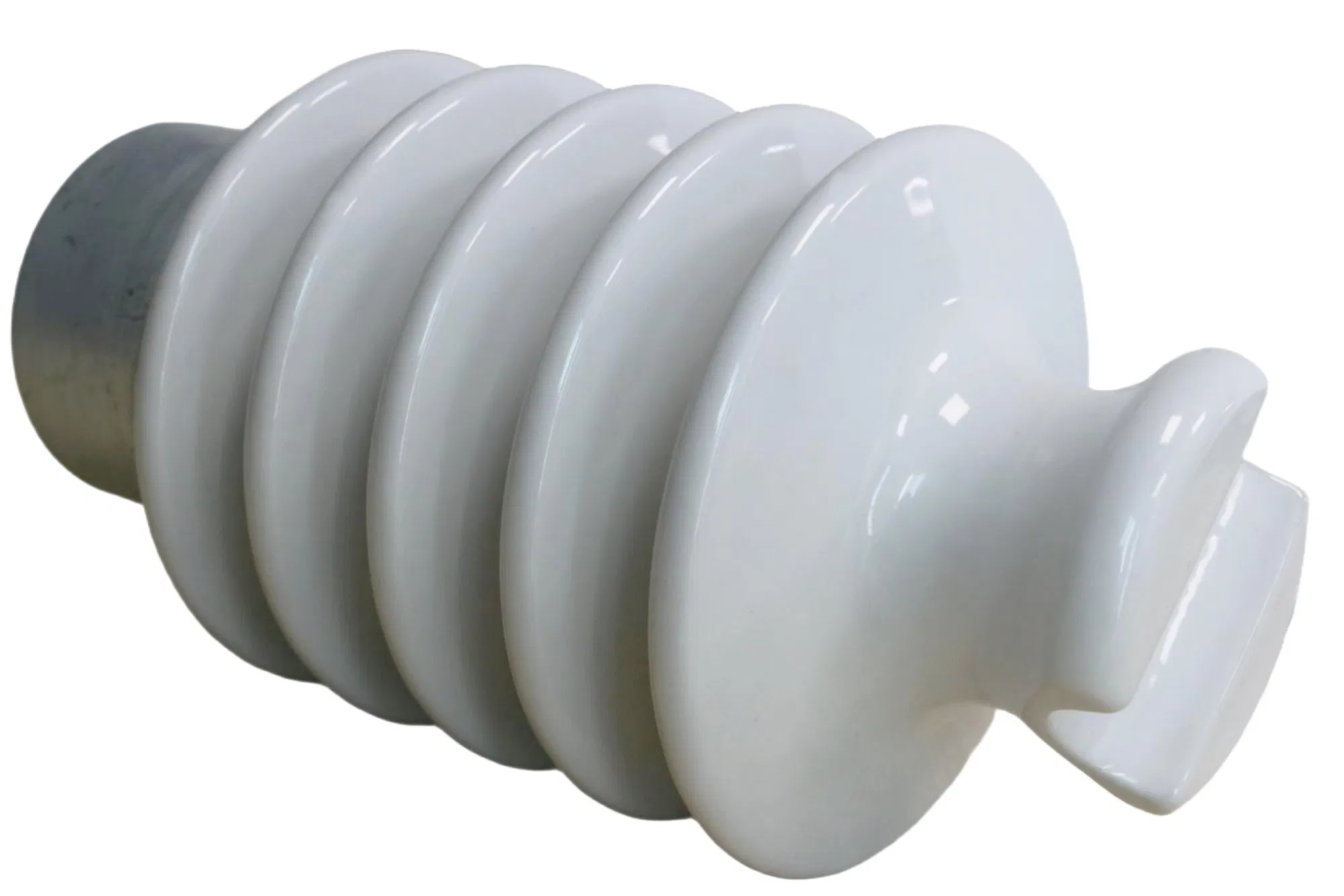 Aislador de línea de porcelana con cuerpo de sellado hermético para poste de utilidad