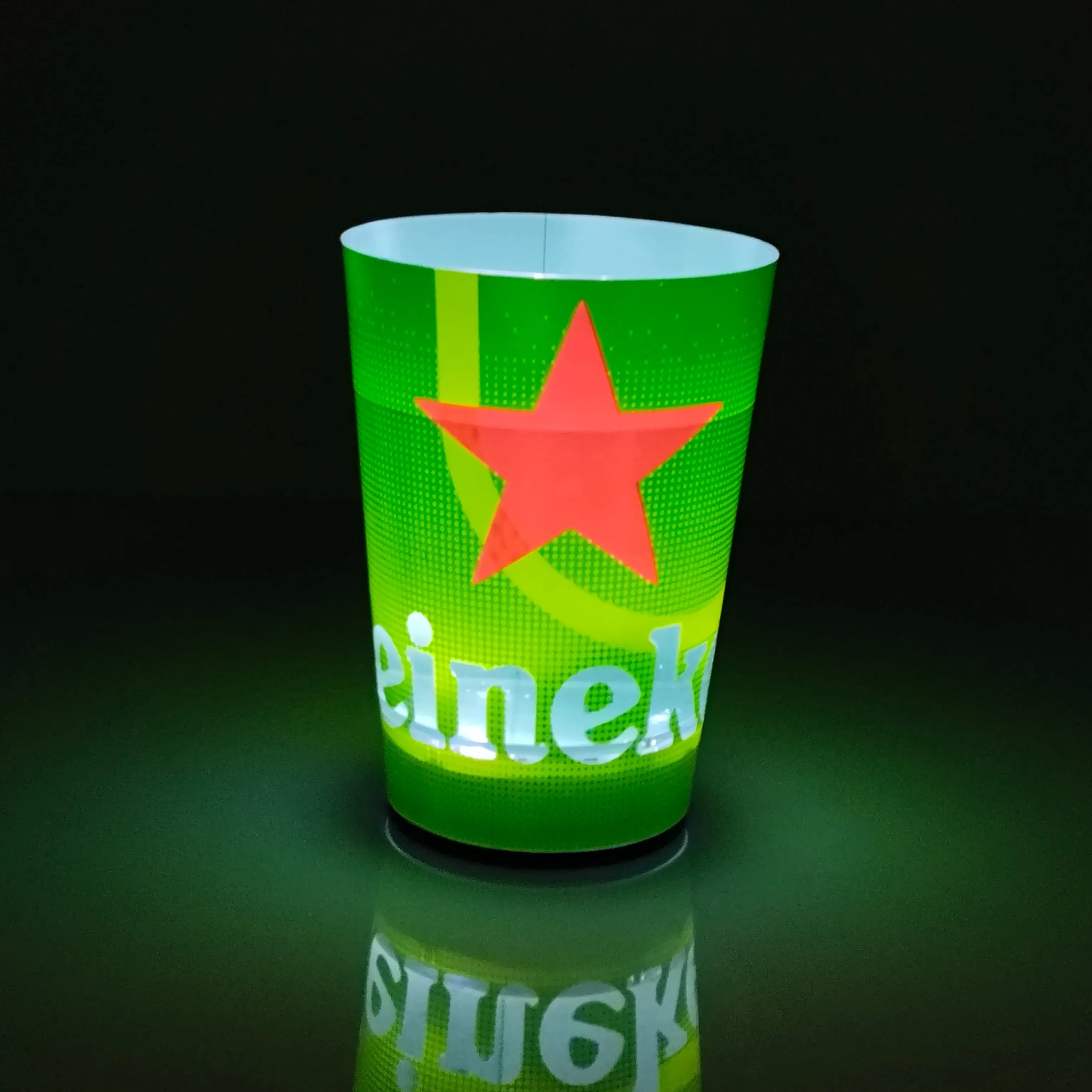 Vaso de vino iluminado con LED, vaso de plástico que brilla y parpadea, aislado