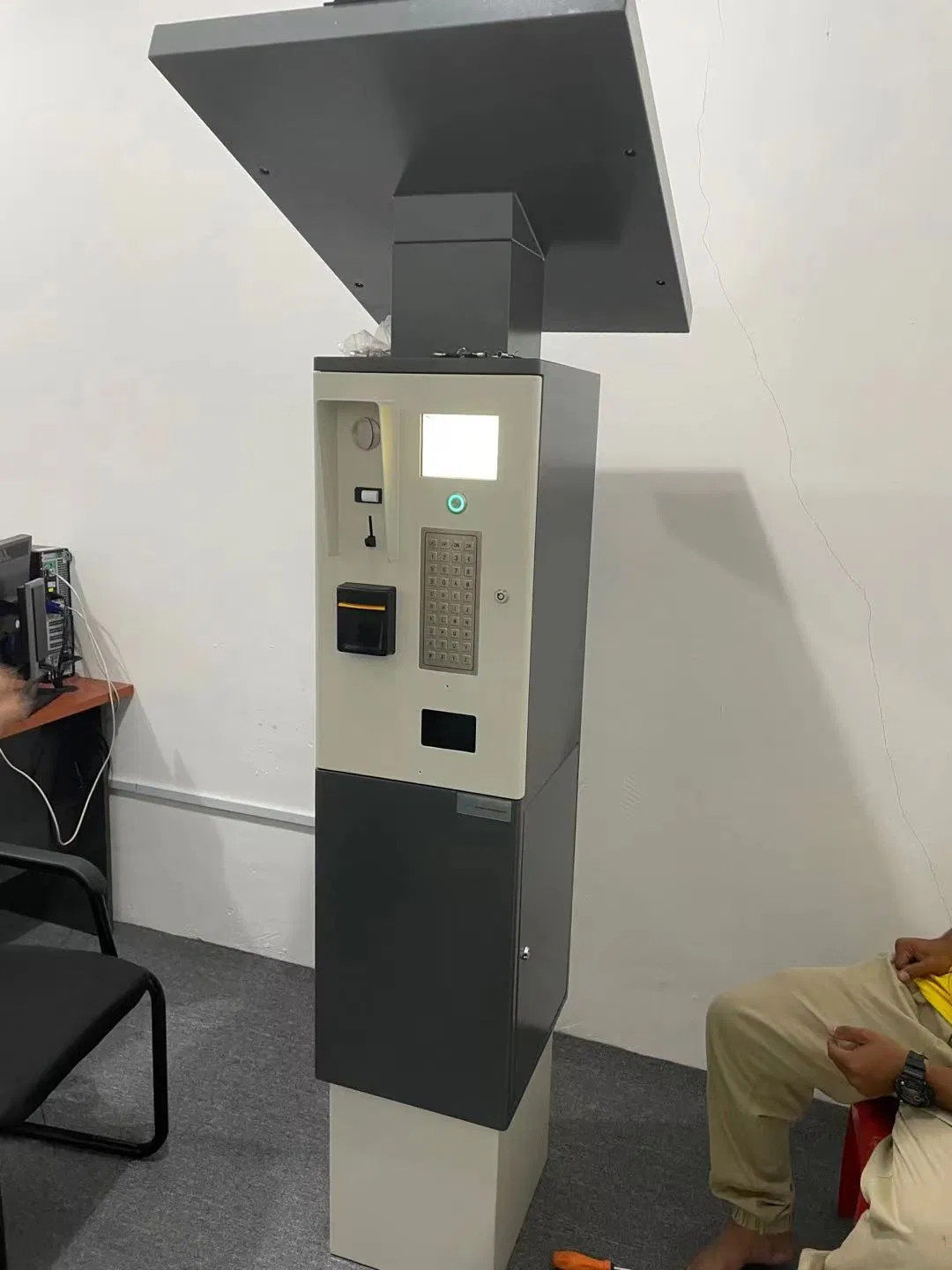 Versatile on-Street Parking Payment Machine for Coins and Banknotes