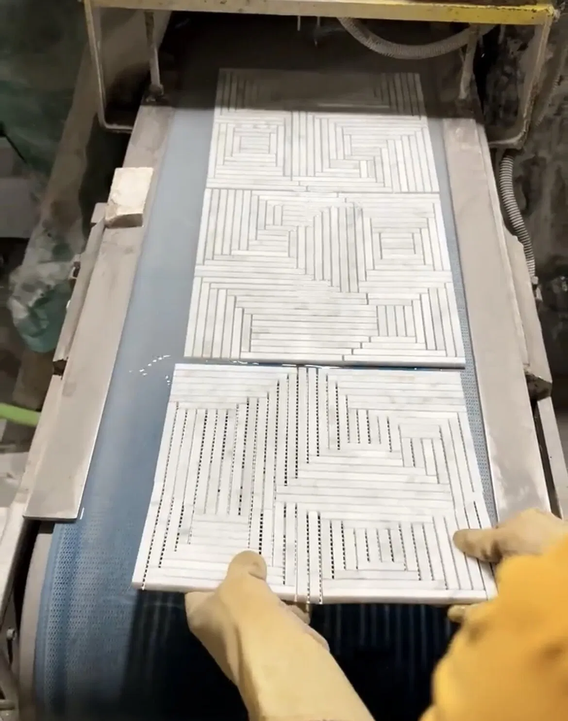 Natural stone Selected Polished/honed Random Linear Mixed Strip Carrara White Marble Maze Mosaic Tile for Indoor/Interior kitchen/bathroom Floor/wall/backsplash