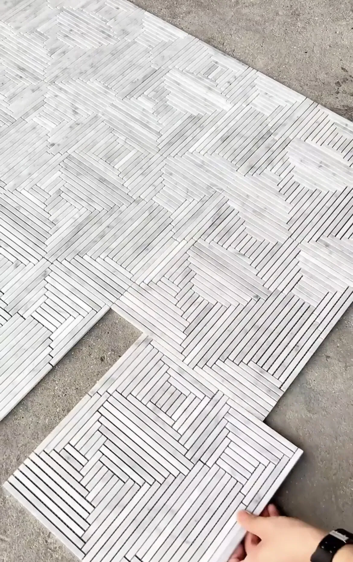 Natural stone Selected Polished/honed Random Linear Mixed Strip Carrara White Marble Maze Mosaic Tile for Indoor/Interior kitchen/bathroom Floor/wall/backsplash