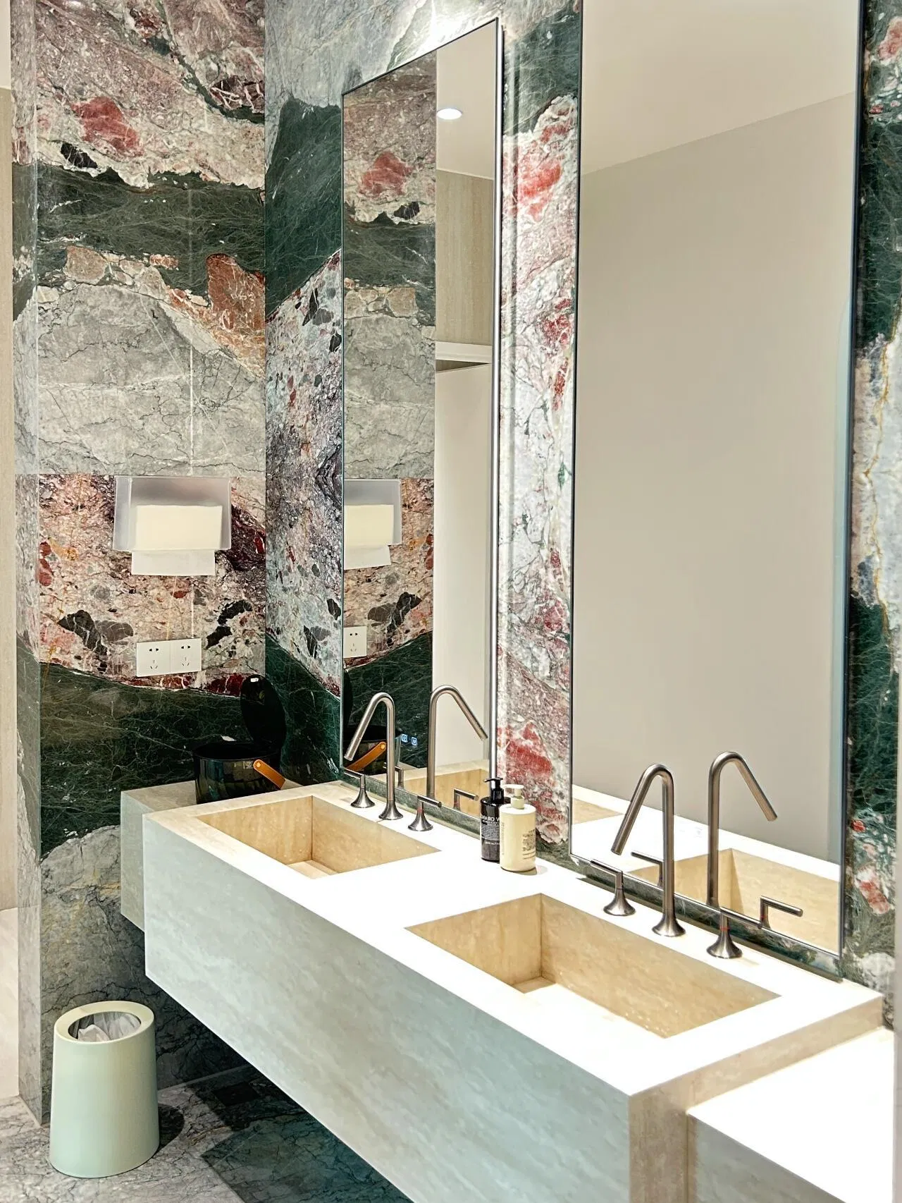 Luxury Villa Four Centry Natural Stone Bathtub and Bathroom Marble Floor and Wall Design