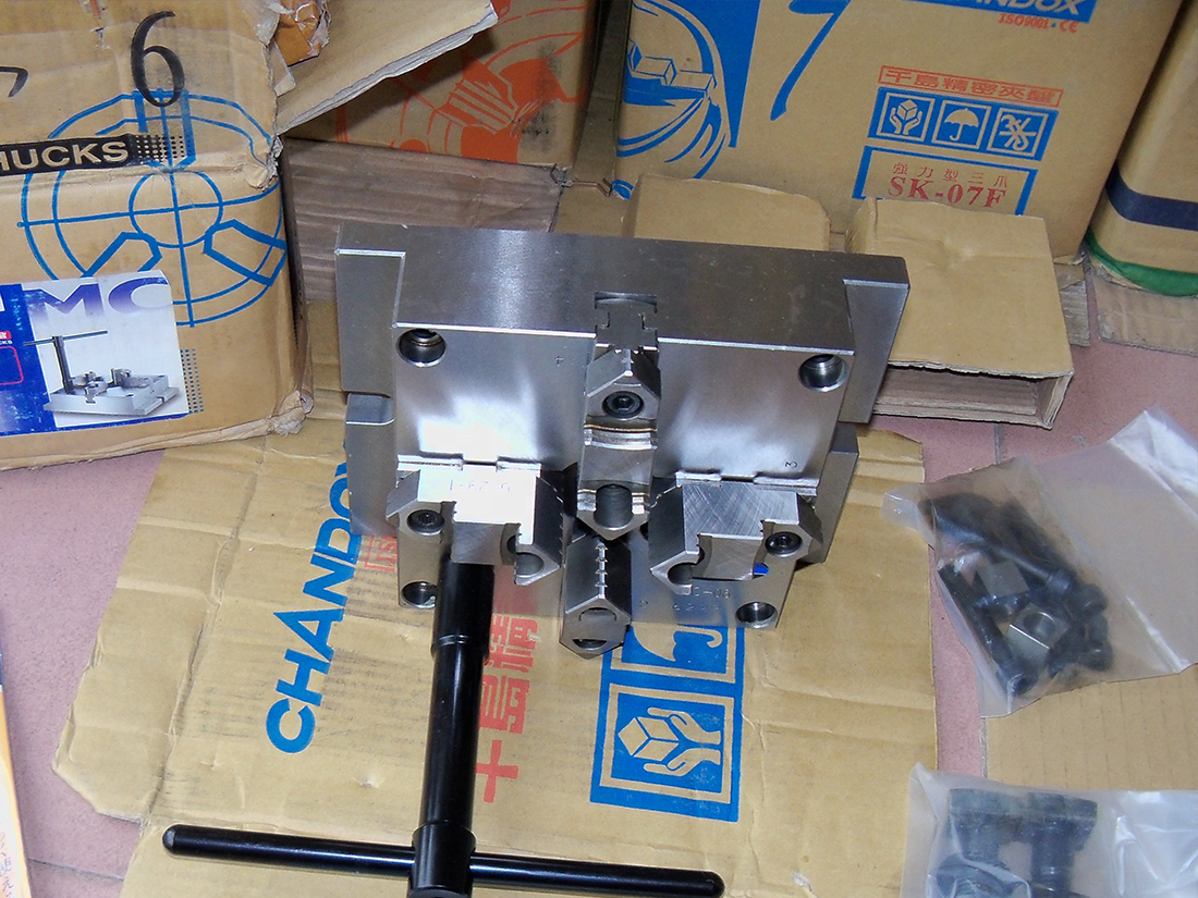 Taiwan Chandox 4 Jaw Super Thin Square Manual Film Scroll Lathe Chuck MC-06 MC-08 MC-10 MC-12 for Vertical Machining
