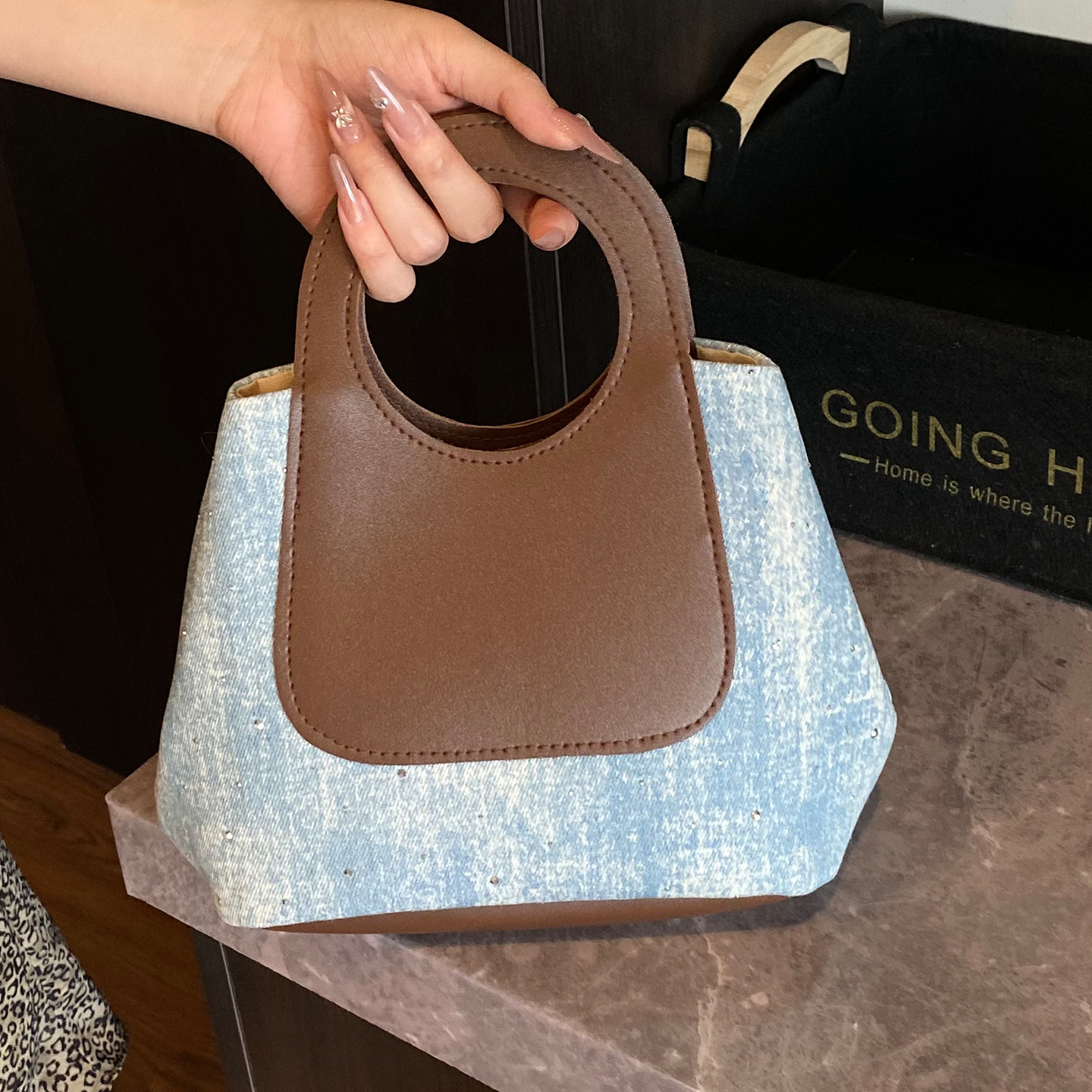 2026 Summer Weaving Hand Carrying Bucket Bag Lunch Box Handbag Female Work Class Vacation Bento Bag Handbag Weaving