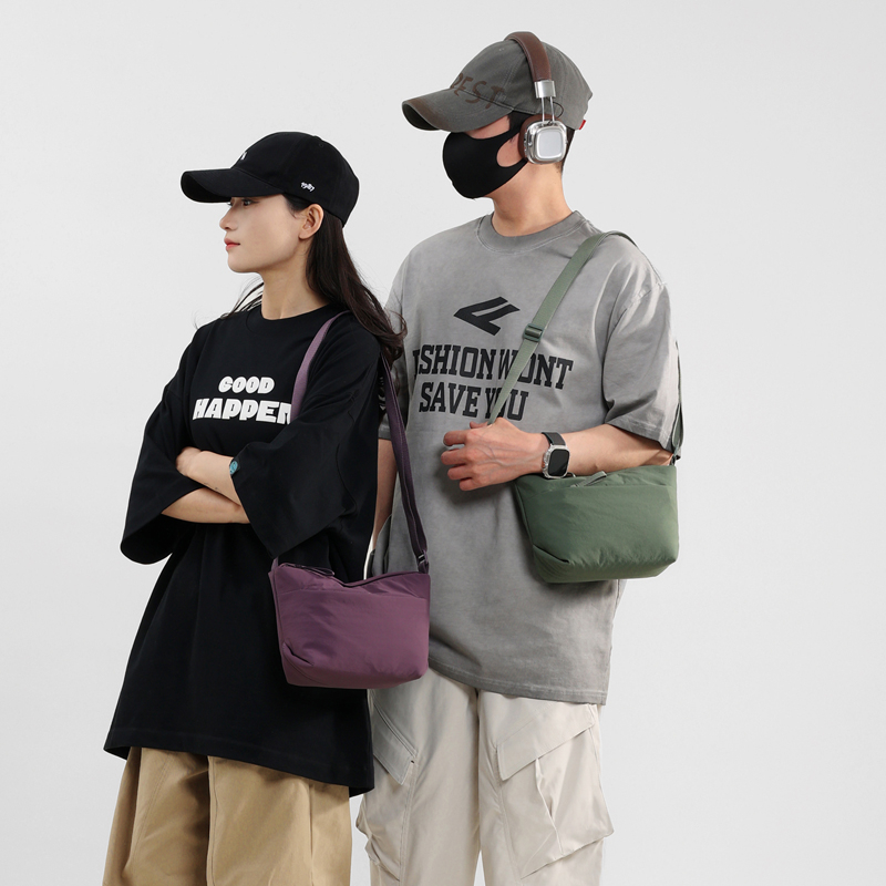 Unisex Sling Pillow Nylon Messenger Bag Waterproof Custom Fashionable Crossbody Zipper Closure 35*15*21cm All Seasons Travel