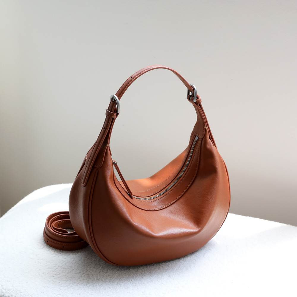 Xie Mengyao's Genuine Leather Crescent Hobo Commuter Shoulder Bag Zipper Closure Detachable Handle Women's Summer 2025