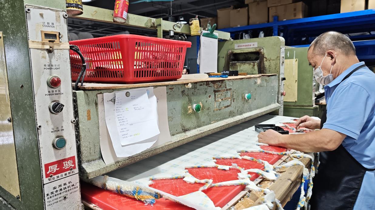 Advanced cutting machine at Ripped Fashion bag manufacturing factory in Baigou China