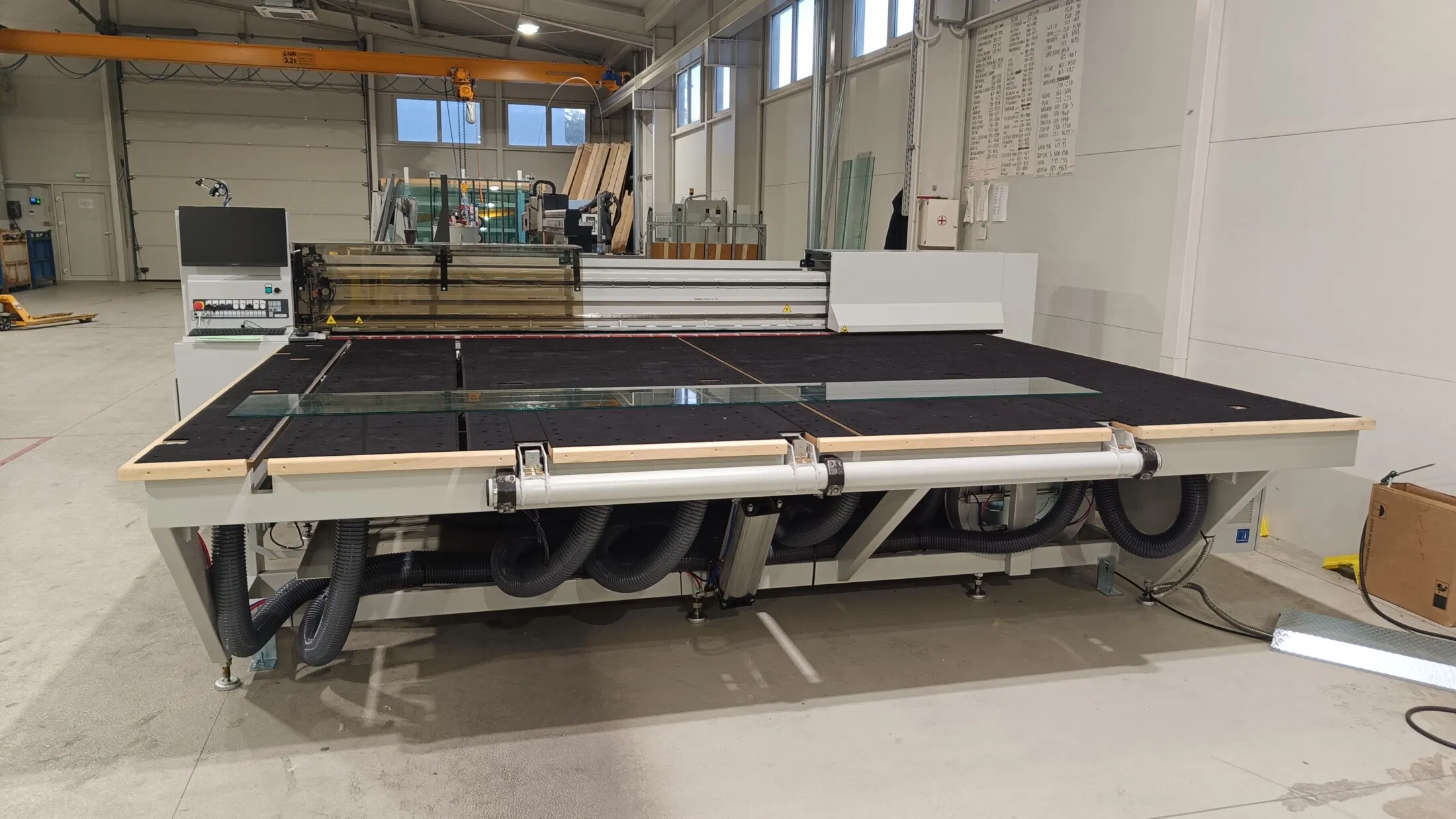 طاولة قطع الزجاج المlaminated متعددة الوظائف سهلة التشغيل باستخدام CNC