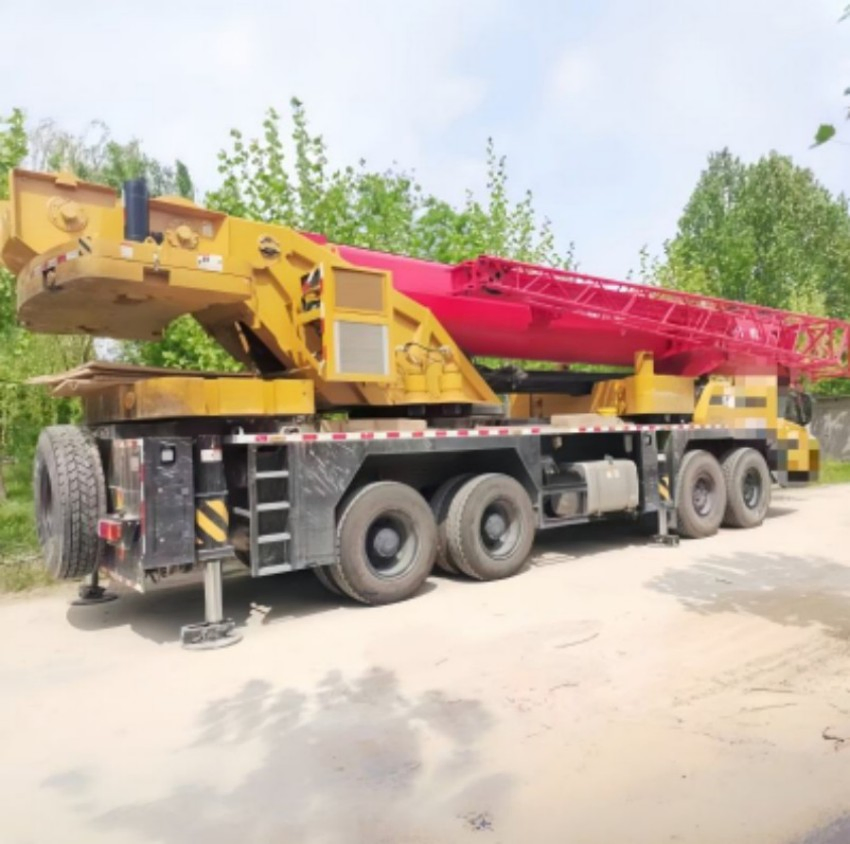 High-Quality Used 90-Ton Mobile Truck Crane Second Hand Crane with Hydraulic Control System From a Top Chinese Brand for Sale.