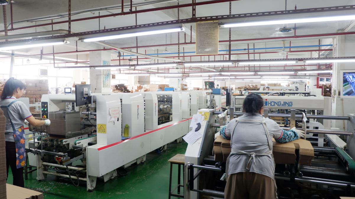 Folding and preparation process in RLL Logistics operations facility