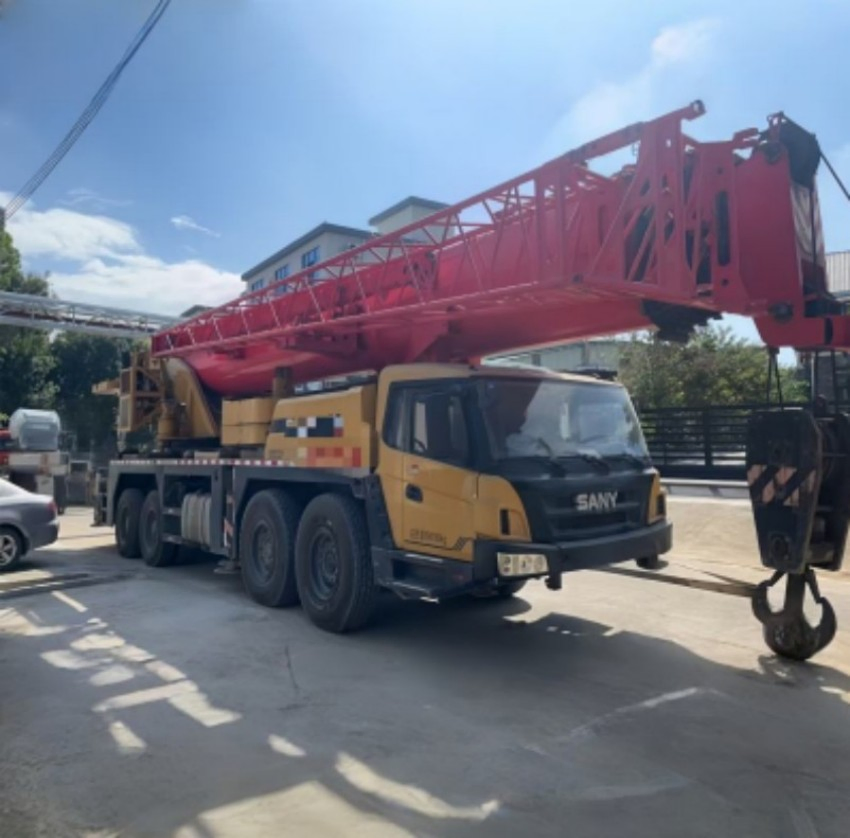 High-Quality Used 90-Ton Mobile Truck Crane Second Hand Crane with Hydraulic Control System From a Top Chinese Brand for Sale.