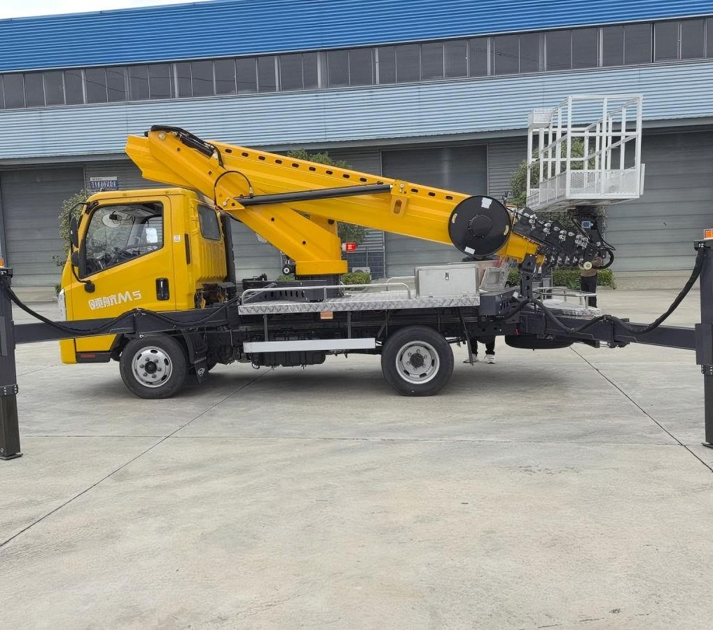 Japan Korea truck chassis aerial lift 30m High-altitude Operation Truck