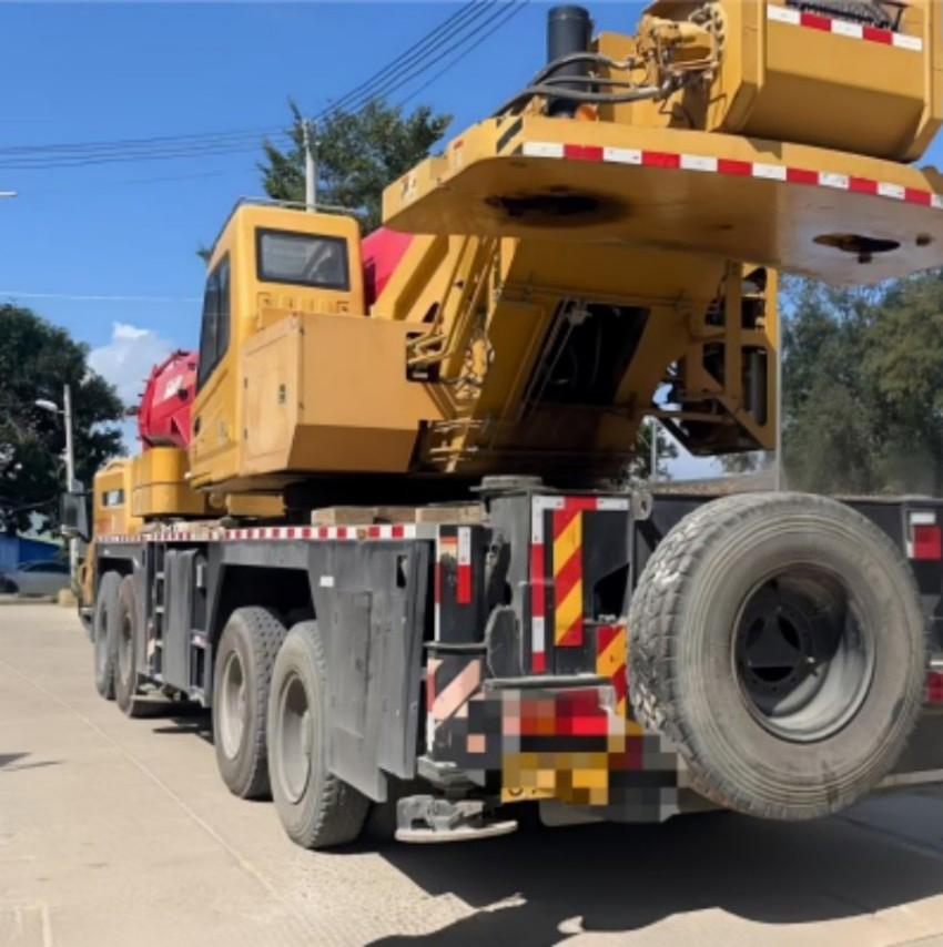 High-Quality Used 90-Ton Mobile Truck Crane Second Hand Crane with Hydraulic Control System From a Top Chinese Brand for Sale.